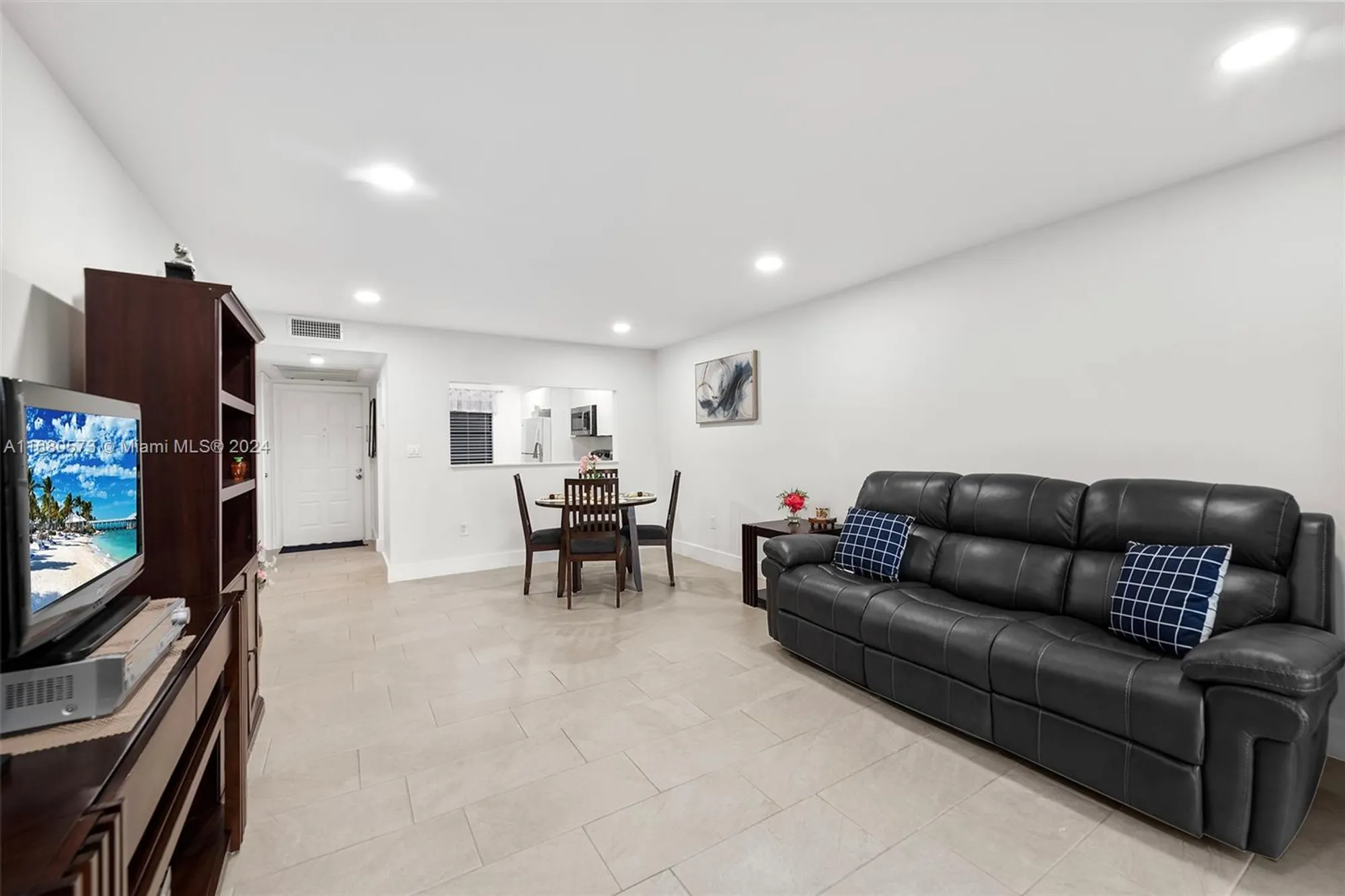 Property Slideshow image 20 of 37 | 1001 colony point cir apt 306, Pembroke Pines, FL, 33026