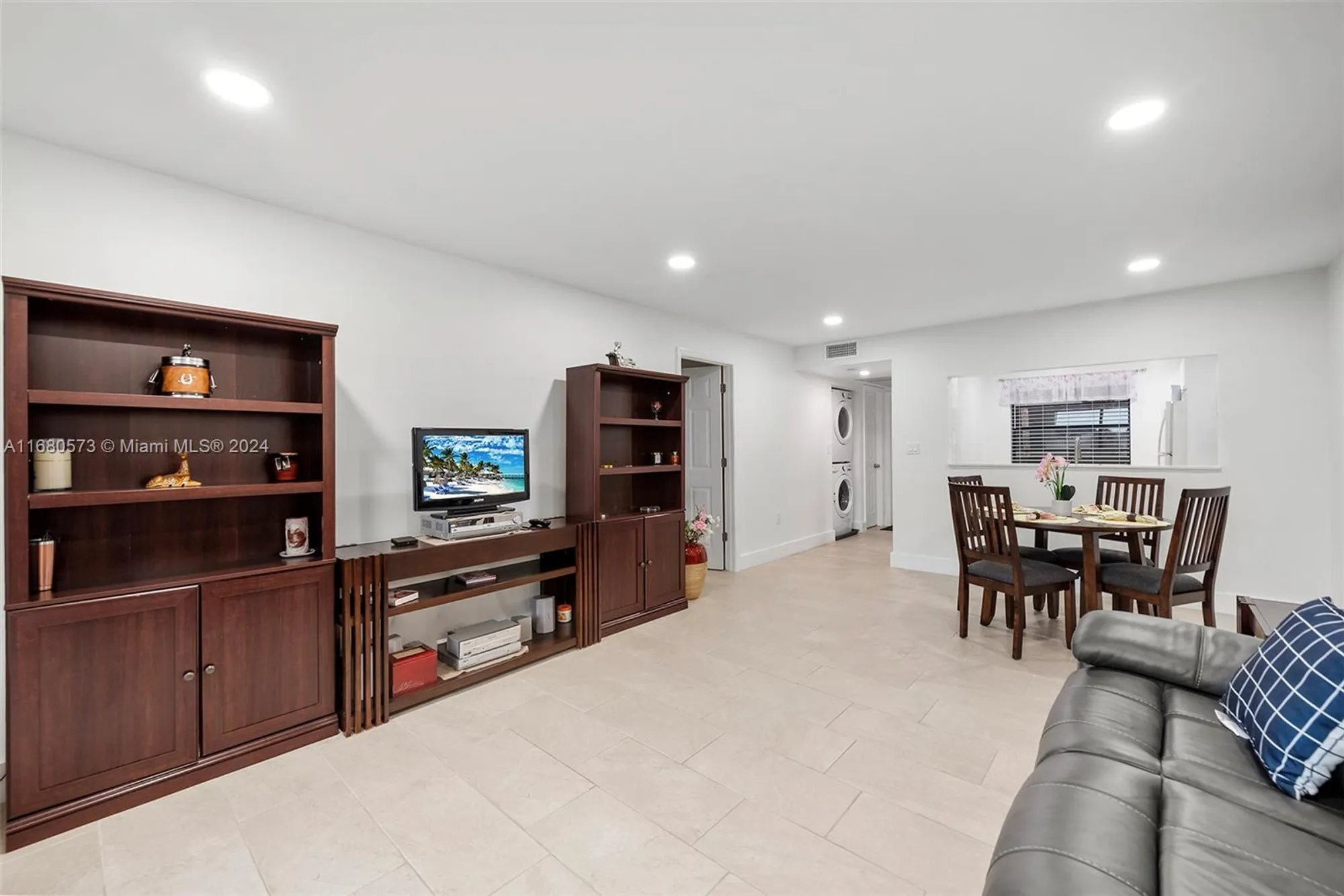 Property Slideshow image 21 of 37 | 1001 colony point cir apt 306, Pembroke Pines, FL, 33026