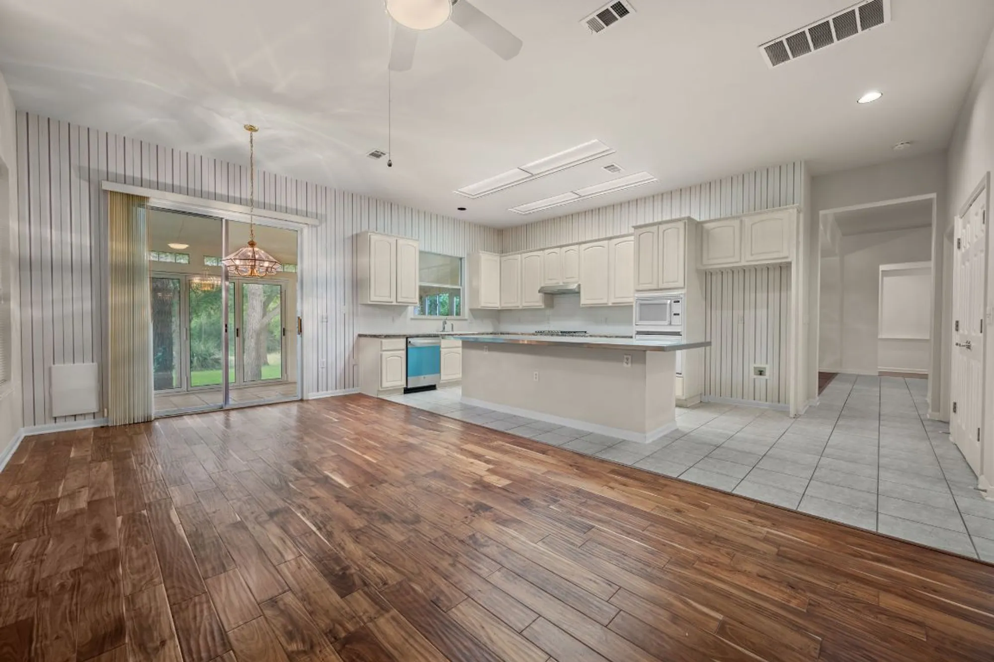 Property Slideshow image 14 of 40 | 133 crystal springs dr, Georgetown, TX, 78633