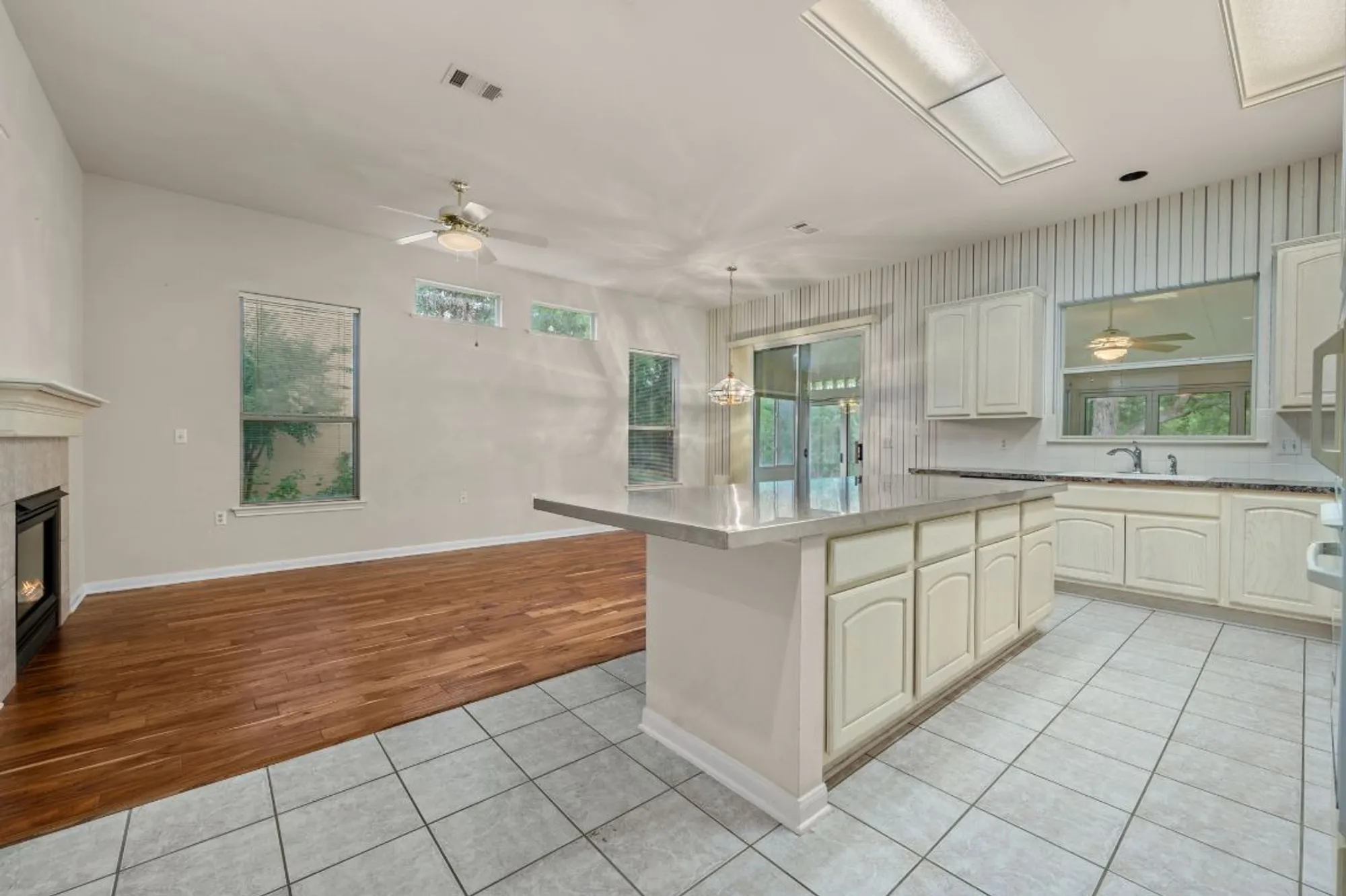 Property Slideshow image 12 of 40 | 133 crystal springs dr, Georgetown, TX, 78633