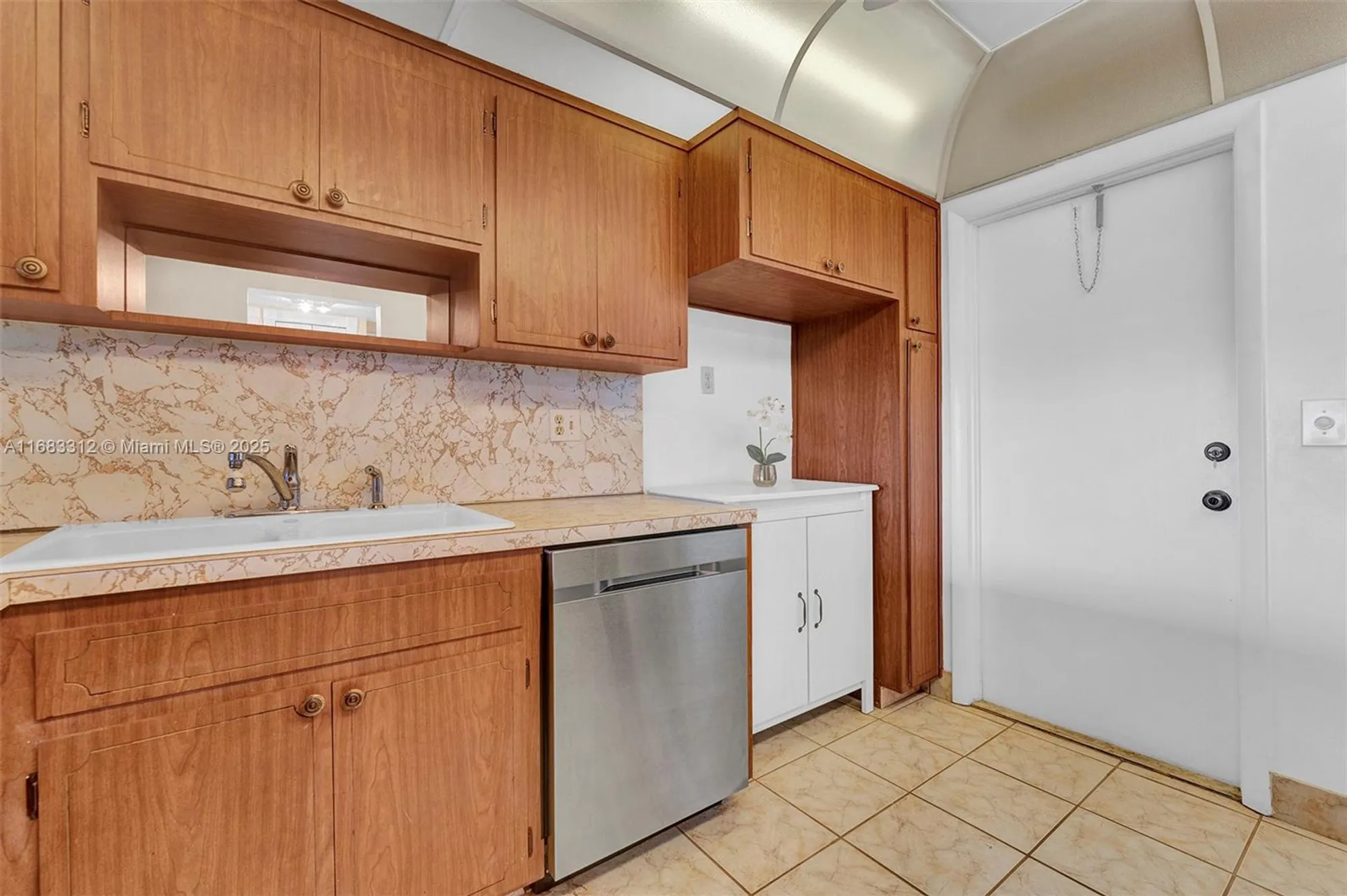 Property Slideshow image 3 of 26 | 330 se 2nd st 303f, Hallandale Beach, FL, 33009