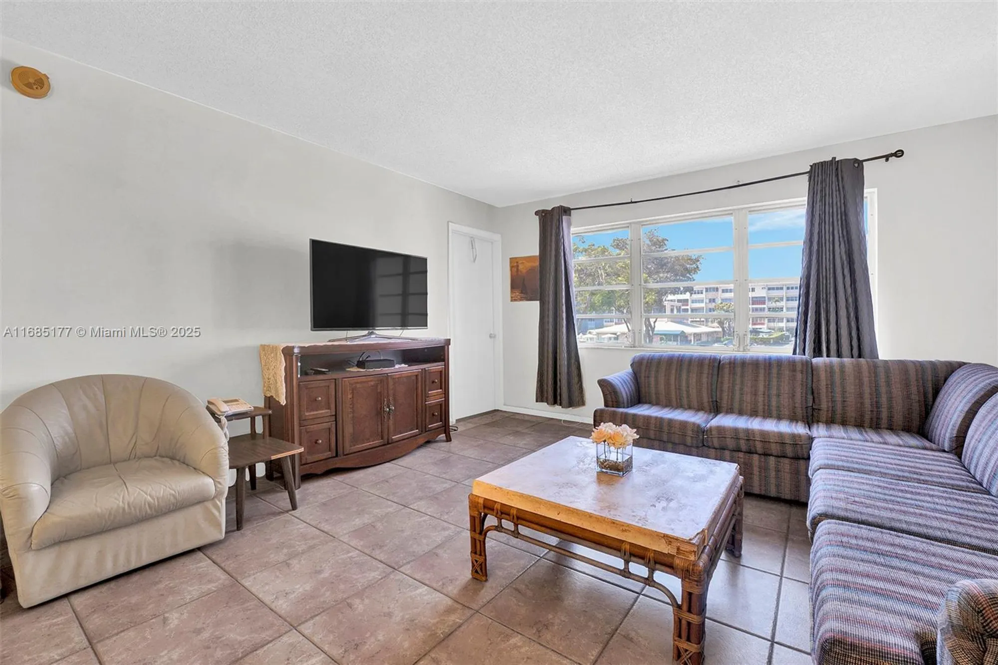 Property Slideshow image 11 of 25 | 410 se 2nd st 220, Hallandale Beach, FL, 33009