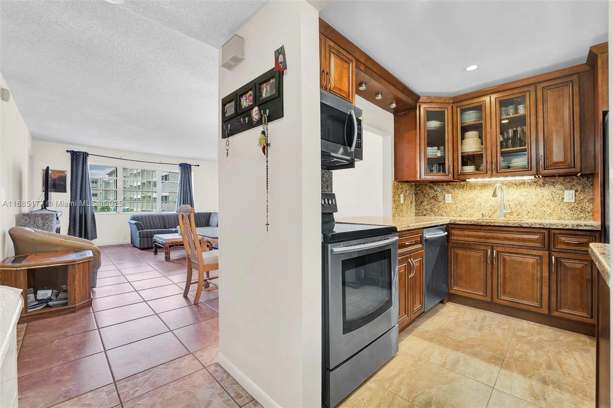 Property Slideshow image 4 of 25 | 410 se 2nd st 220, Hallandale Beach, FL, 33009