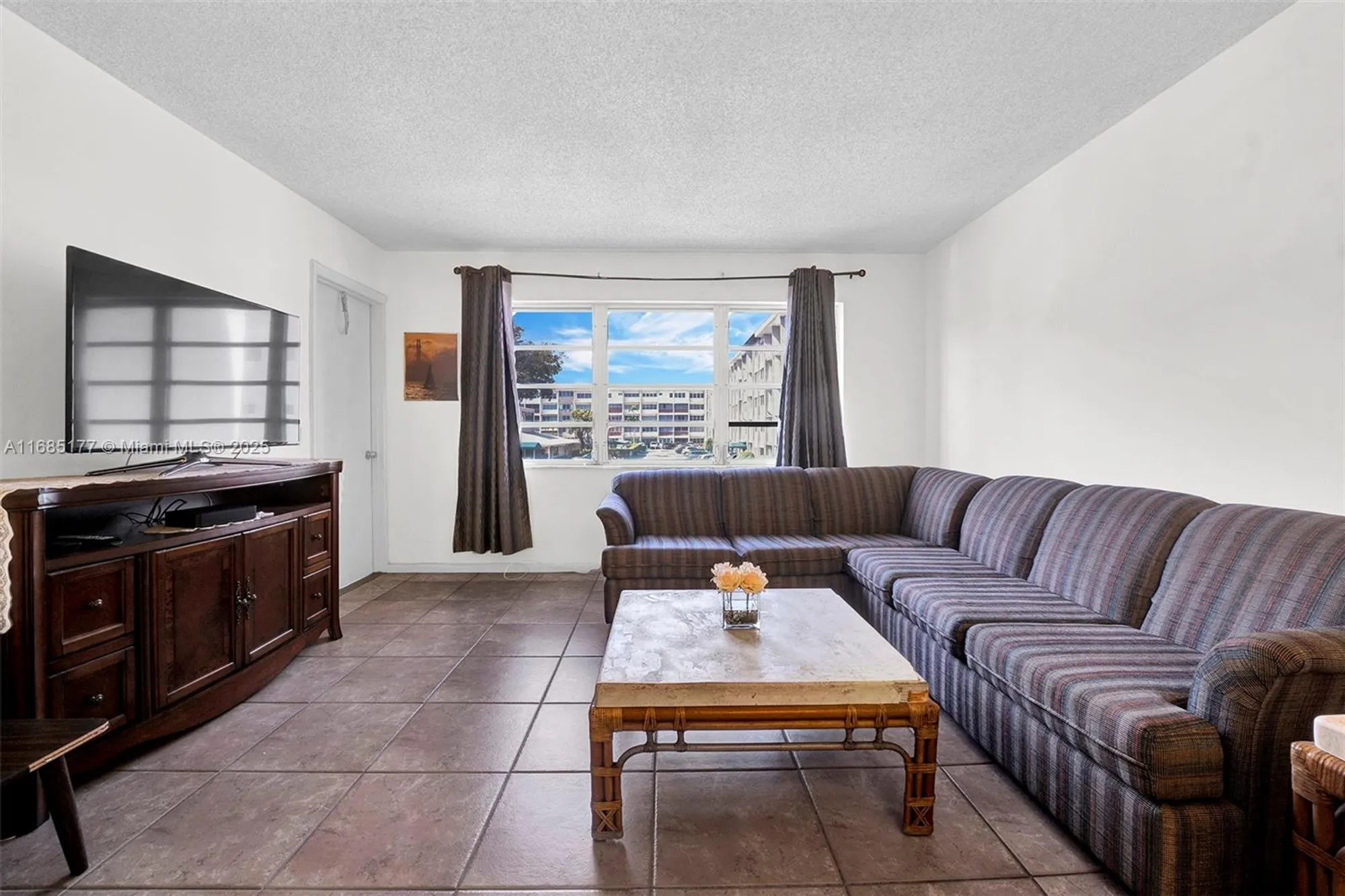 Property Slideshow image 8 of 25 | 410 se 2nd st 220, Hallandale Beach, FL, 33009