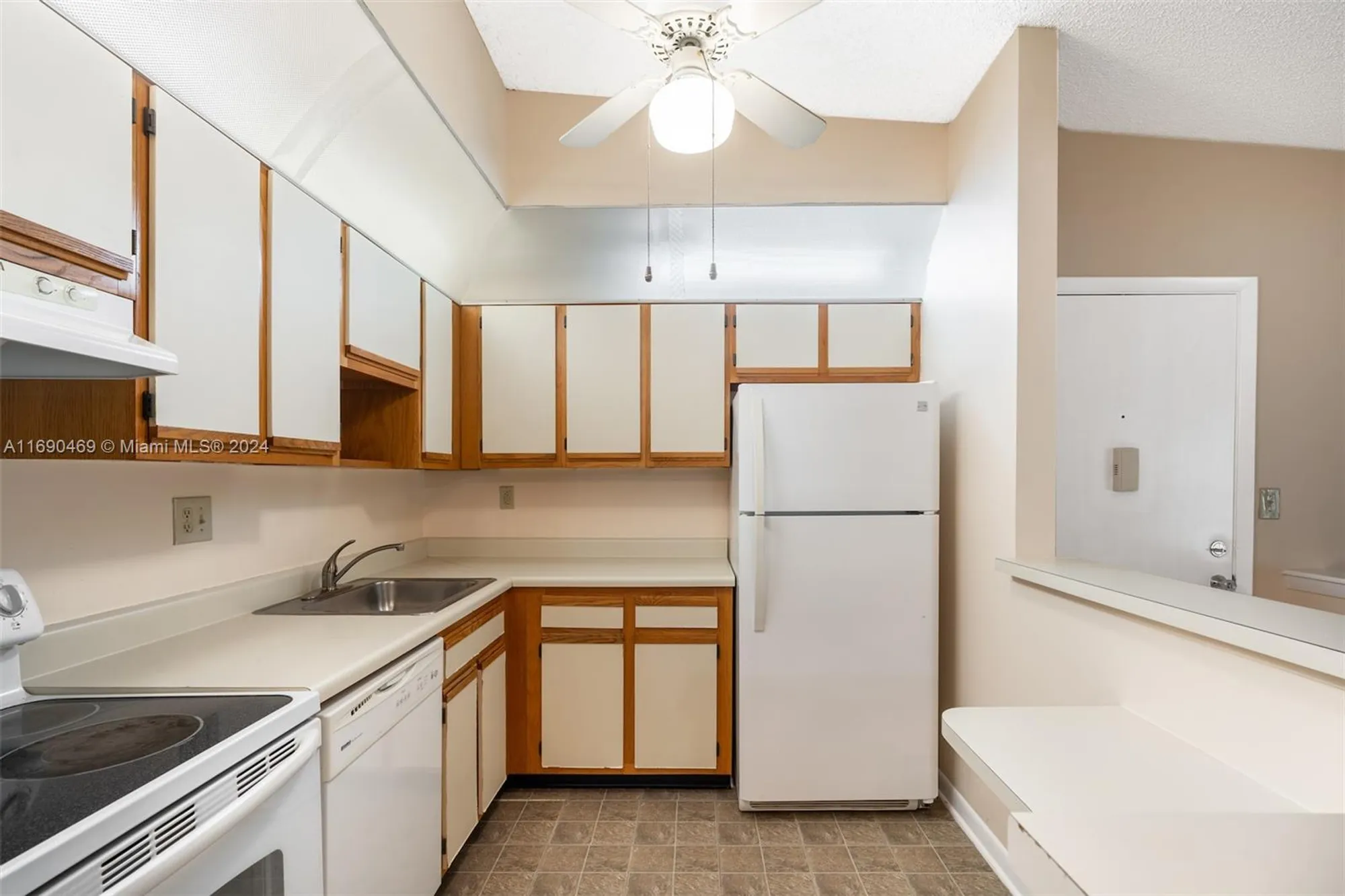 Property Slideshow image 2 of 32 | 10869 w clairmont cir # 209, Tamarac, FL, 33321