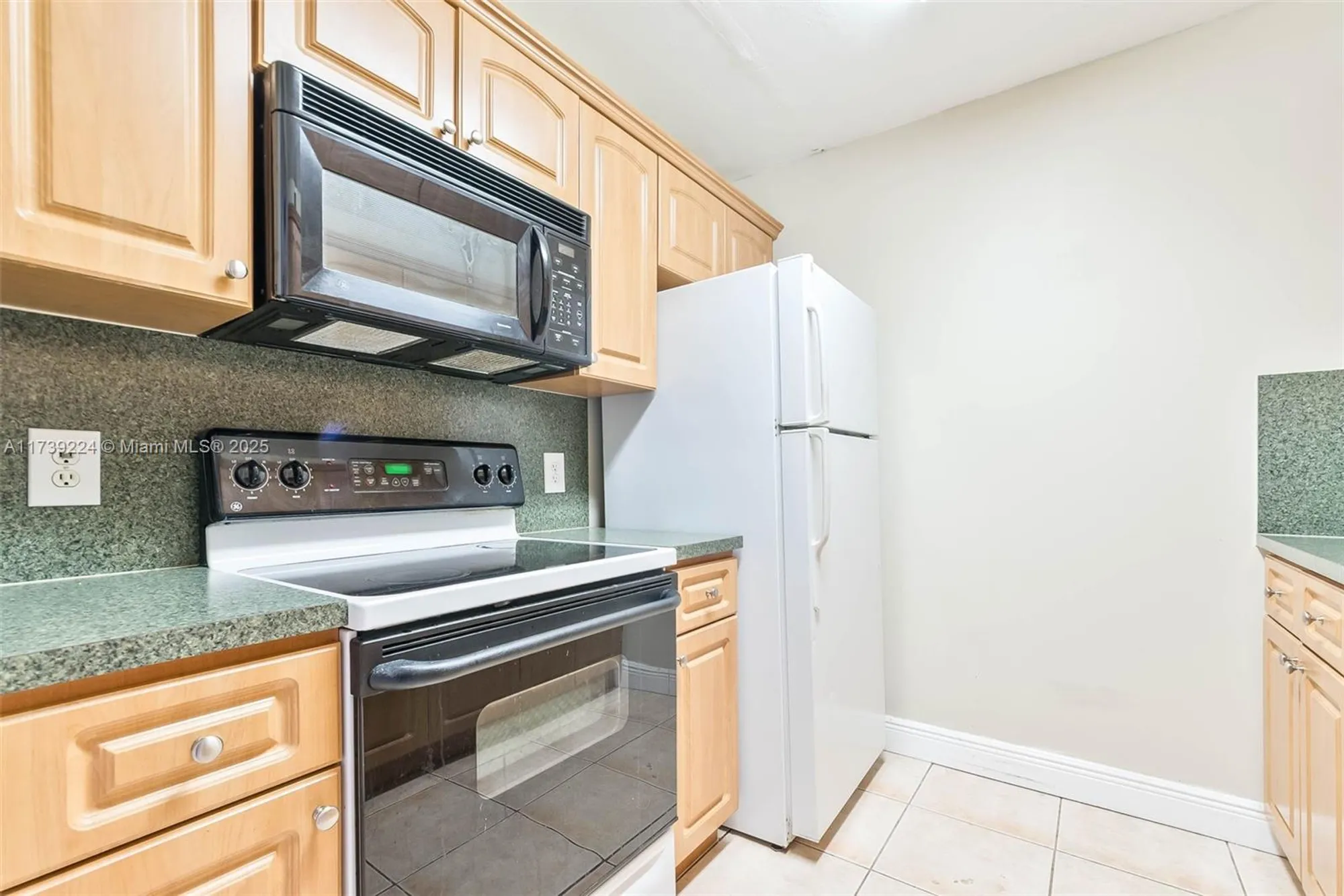 Property Slideshow image 11 of 22 | 13355 sw 9th ct 104h, Pembroke Pines, FL, 33027