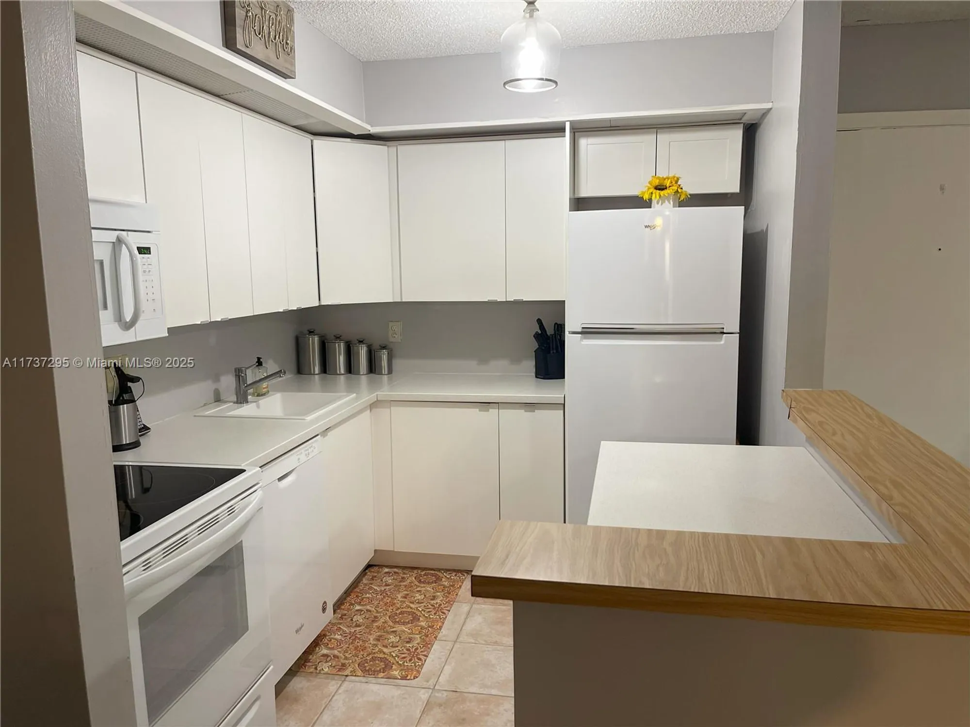 Property Slideshow image 14 of 40 | 9668 s belfort cir # 101, Tamarac, FL, 33321