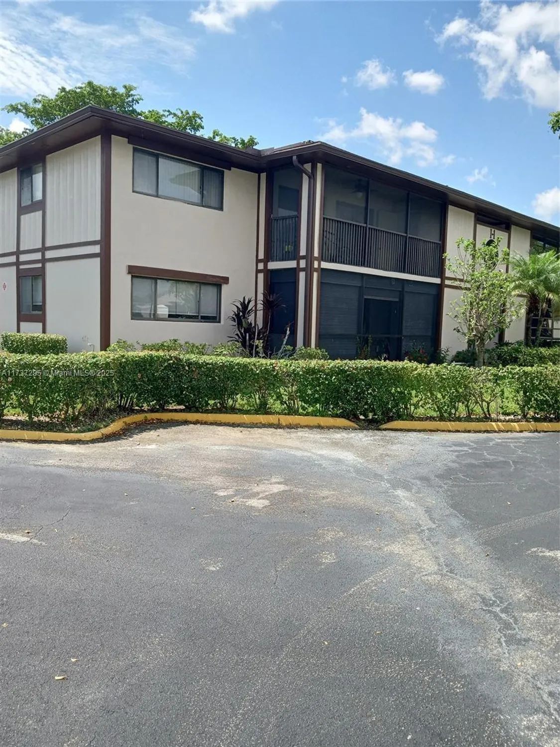 Property Slideshow image 5 of 40 | 9668 s belfort cir # 101, Tamarac, FL, 33321