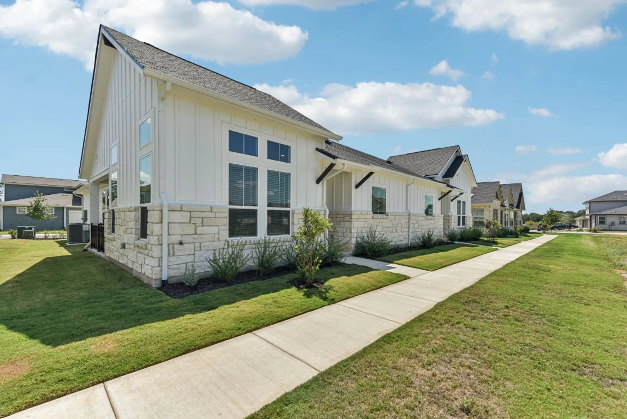 Property Slideshow image 3 of 30 | 136 stewart dr unit 101, San Marcos, TX, 78666