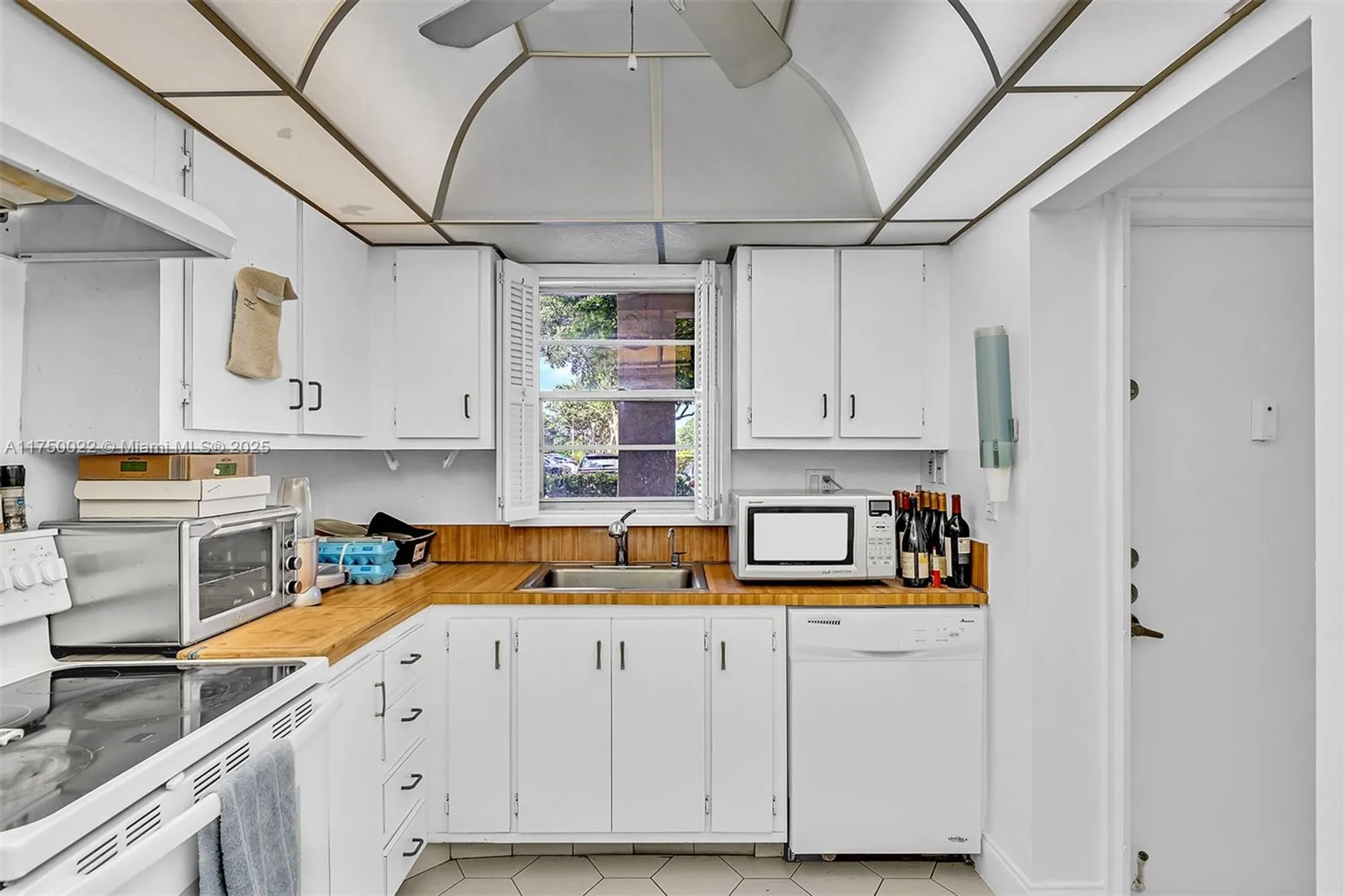 Property Slideshow image 17 of 41 | 5860 nw 44th st 111, Lauderhill, FL, 33319