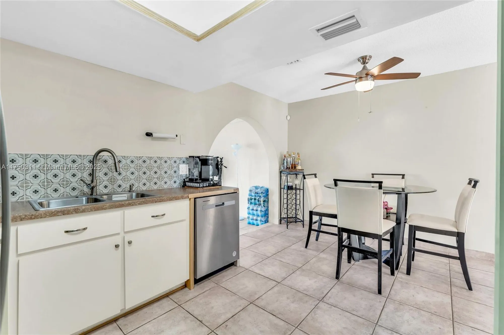 Property Slideshow image 8 of 37 | 6985 nw 11th ct, Margate, FL, 33063