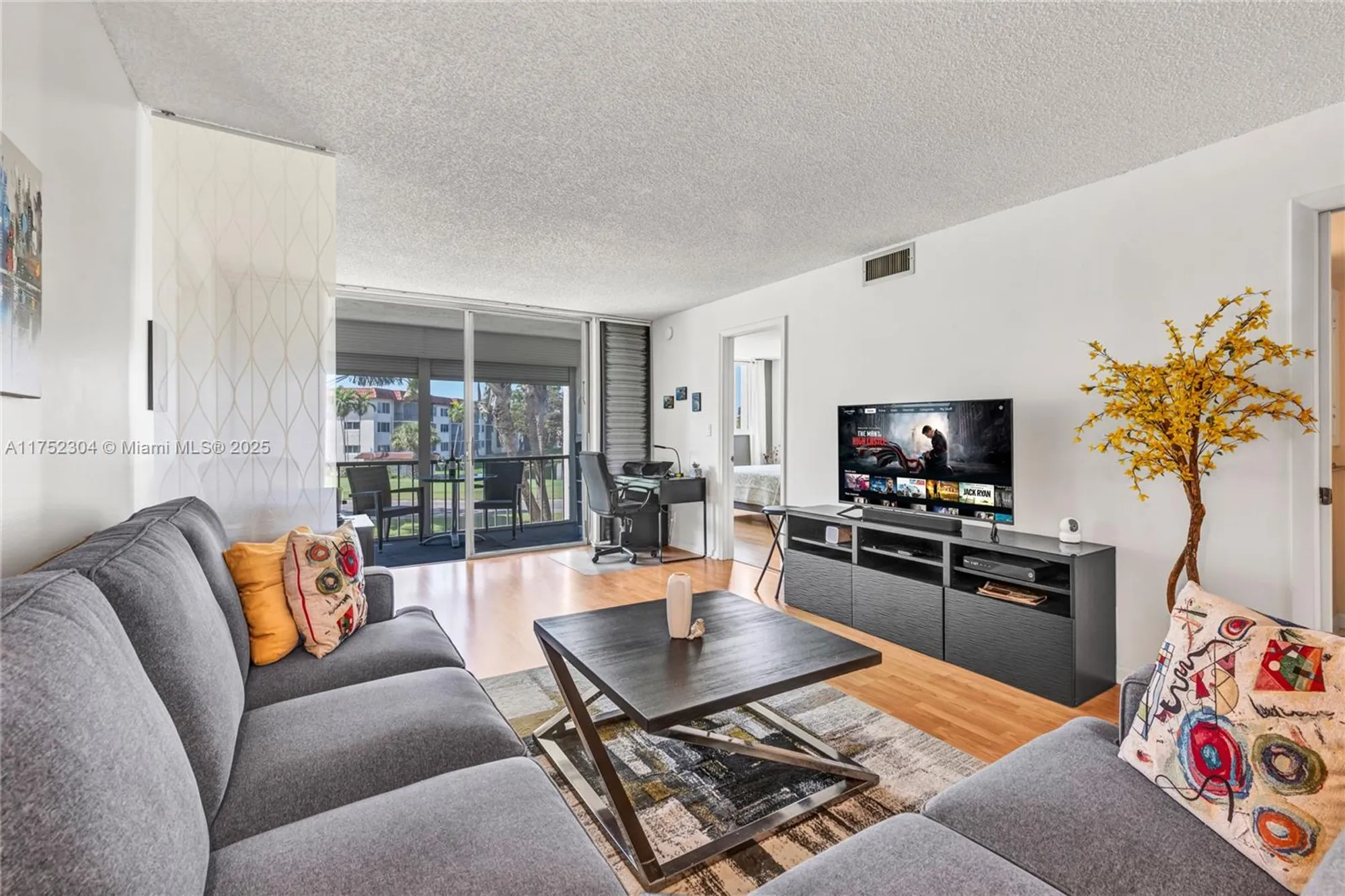 Property Slideshow image 11 of 44 | 411 s hollybrook dr 205, Pembroke Pines, FL, 33025