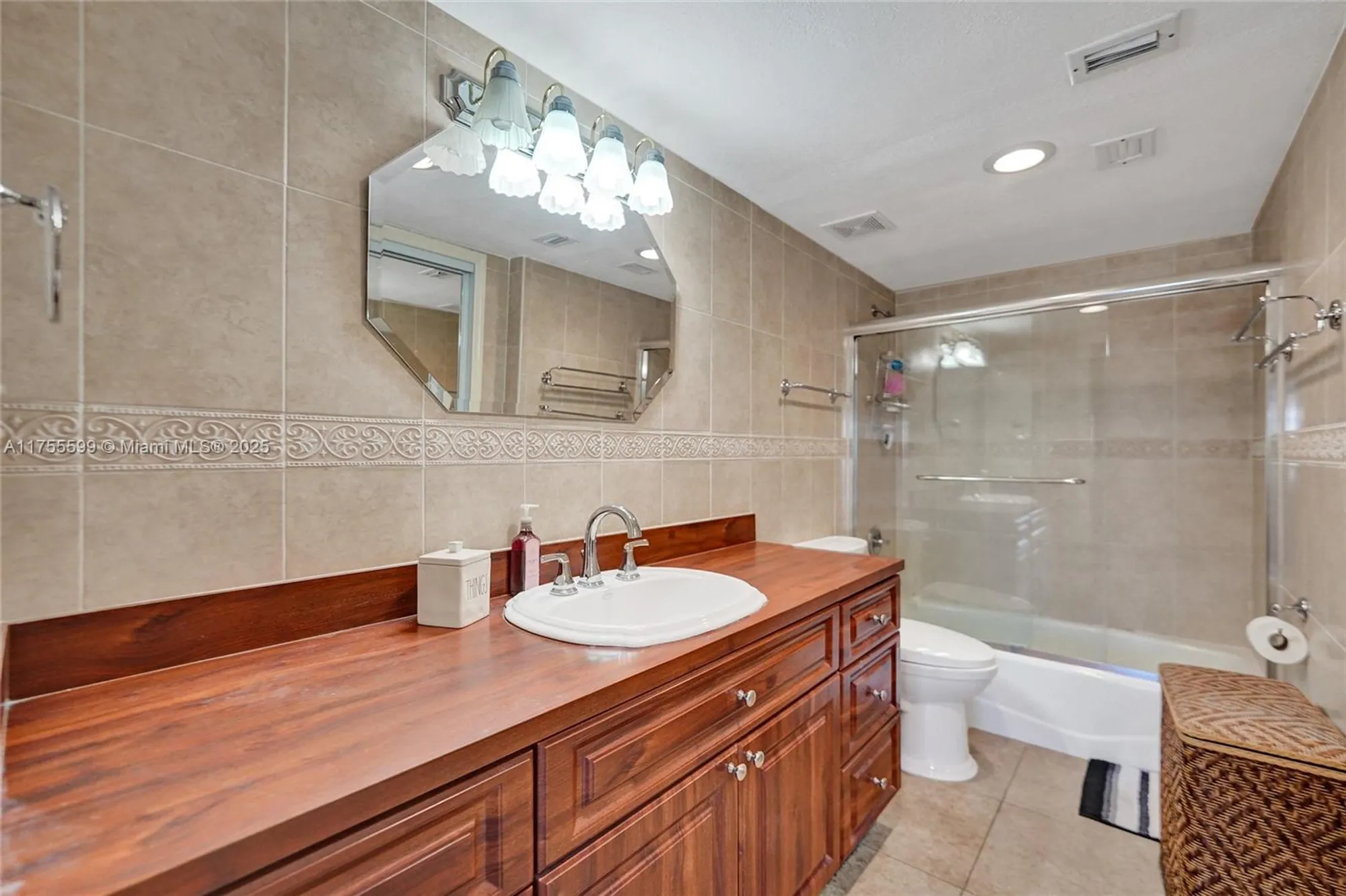Property Slideshow image 17 of 41 | 901 colony point cir 511, Pembroke Pines, FL, 33026