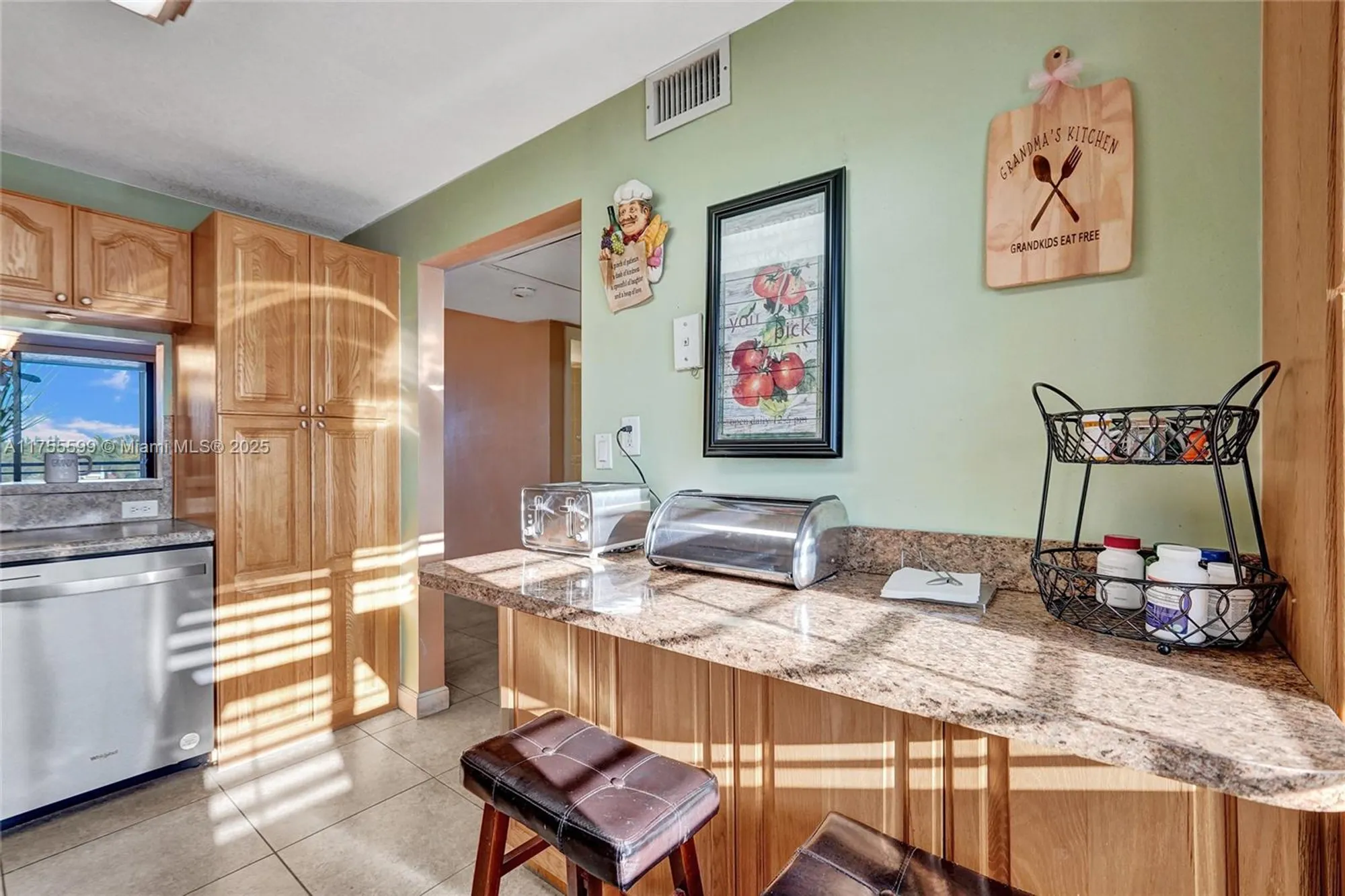 Property Slideshow image 8 of 41 | 901 colony point cir 511, Pembroke Pines, FL, 33026