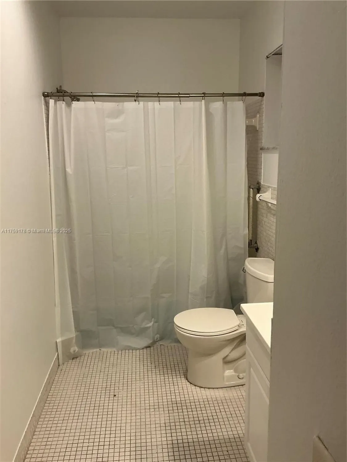 Property Slideshow image 11 of 13 | 2309 park ln 304, Hollywood, FL, 33021