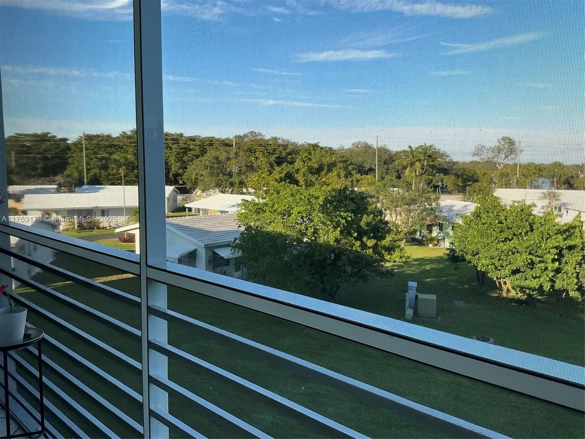 Property Slideshow image 12 of 13 | 2309 park ln 304, Hollywood, FL, 33021