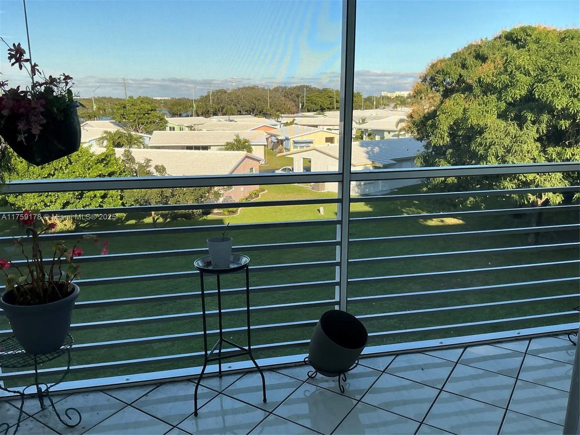 Property Slideshow image 13 of 13 | 2309 park ln 304, Hollywood, FL, 33021