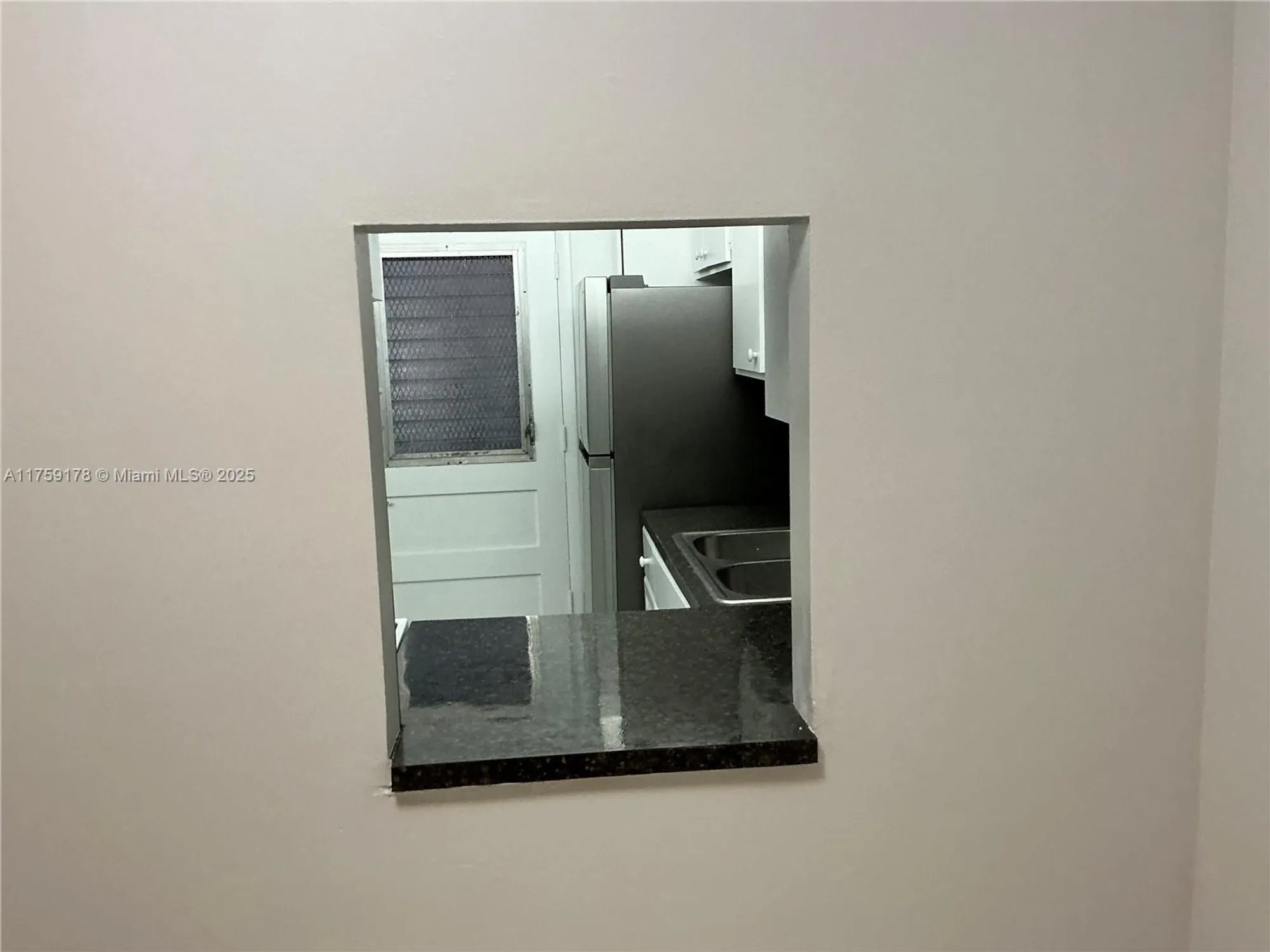 Property Slideshow image 4 of 13 | 2309 park ln 304, Hollywood, FL, 33021