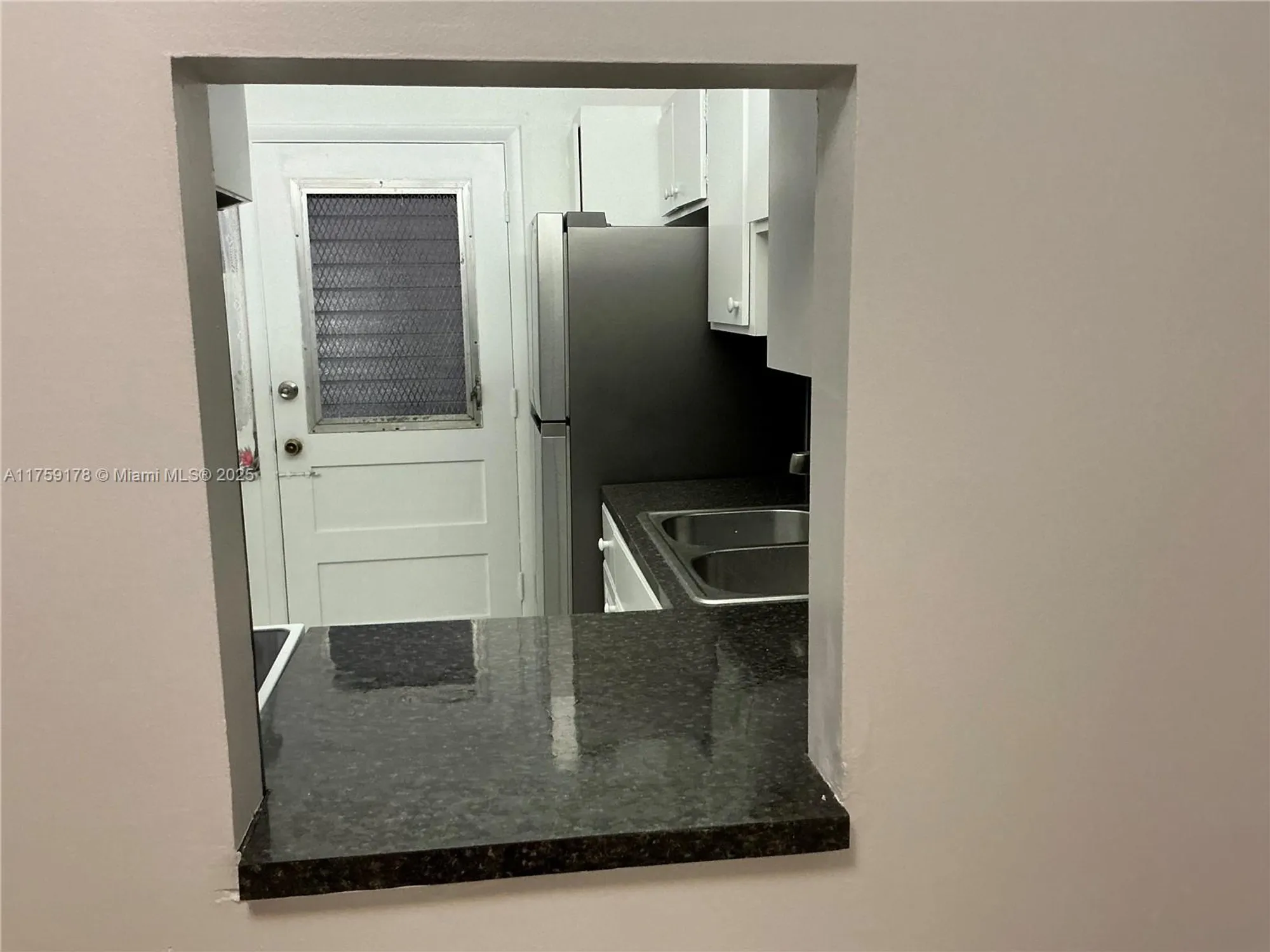 Property Slideshow image 5 of 13 | 2309 park ln 304, Hollywood, FL, 33021