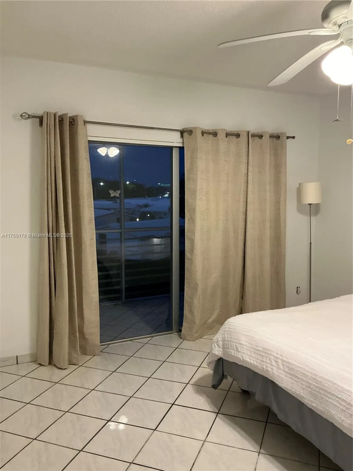 Property Slideshow image 7 of 13 | 2309 park ln 304, Hollywood, FL, 33021