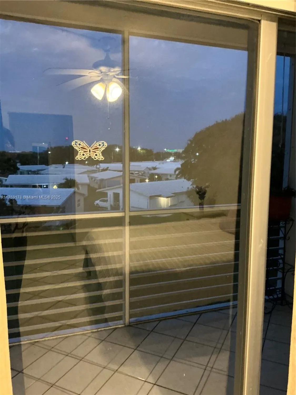 Property Slideshow image 9 of 13 | 2309 park ln 304, Hollywood, FL, 33021