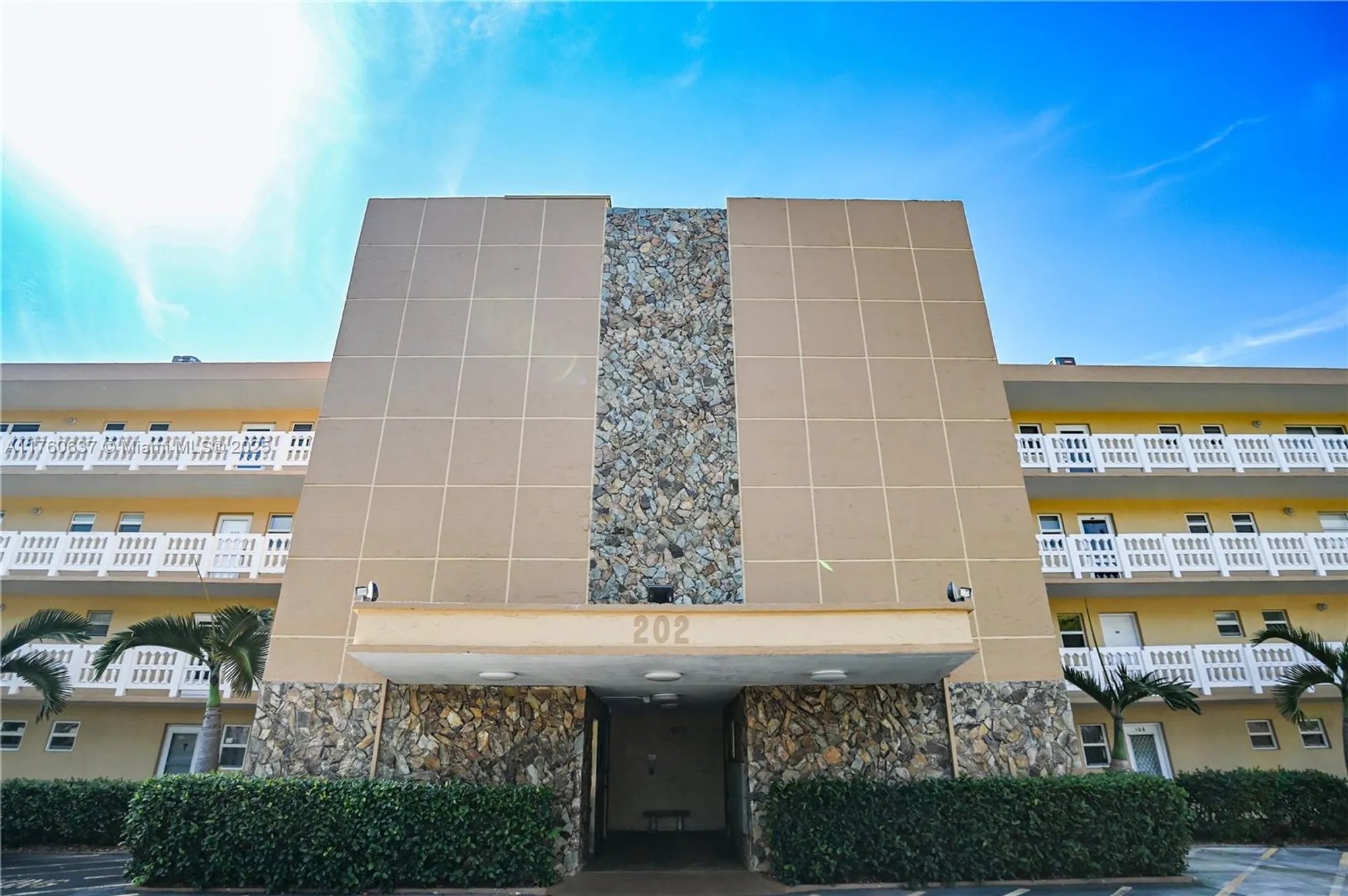 Property Slideshow image 2 of 54 | 202 se 10th st 206, Dania Beach, FL, 33004