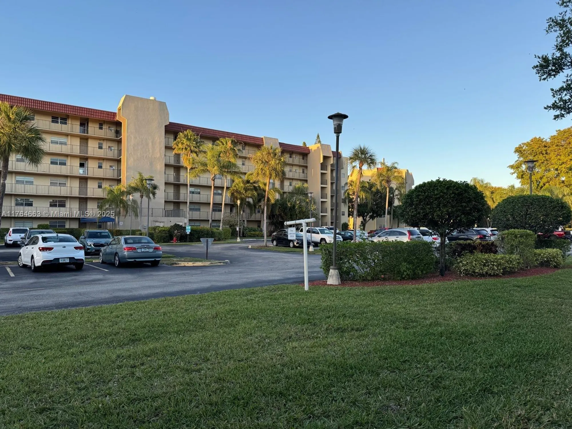 Property Slideshow image 4 of 31 | 3836 via poinciana 604, Lake Worth, FL, 33467