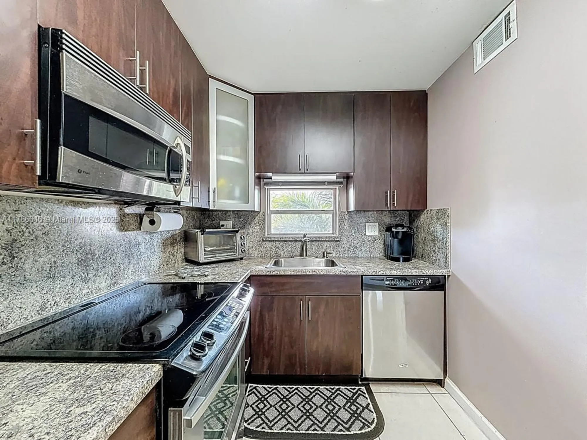 Property Slideshow image 11 of 38 | 9411 n hollybrook lake dr 304, Pembroke Pines, FL, 33025