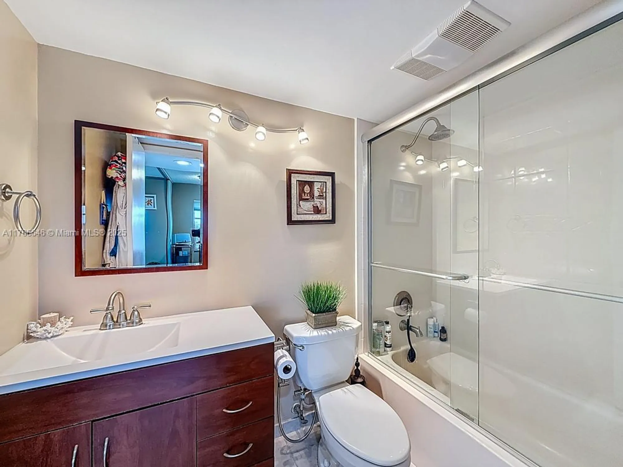 Property Slideshow image 24 of 38 | 9411 n hollybrook lake dr 304, Pembroke Pines, FL, 33025