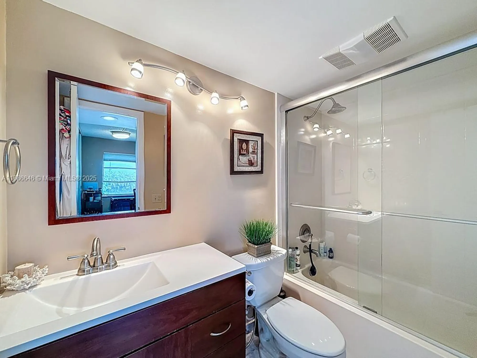Property Slideshow image 25 of 38 | 9411 n hollybrook lake dr 304, Pembroke Pines, FL, 33025