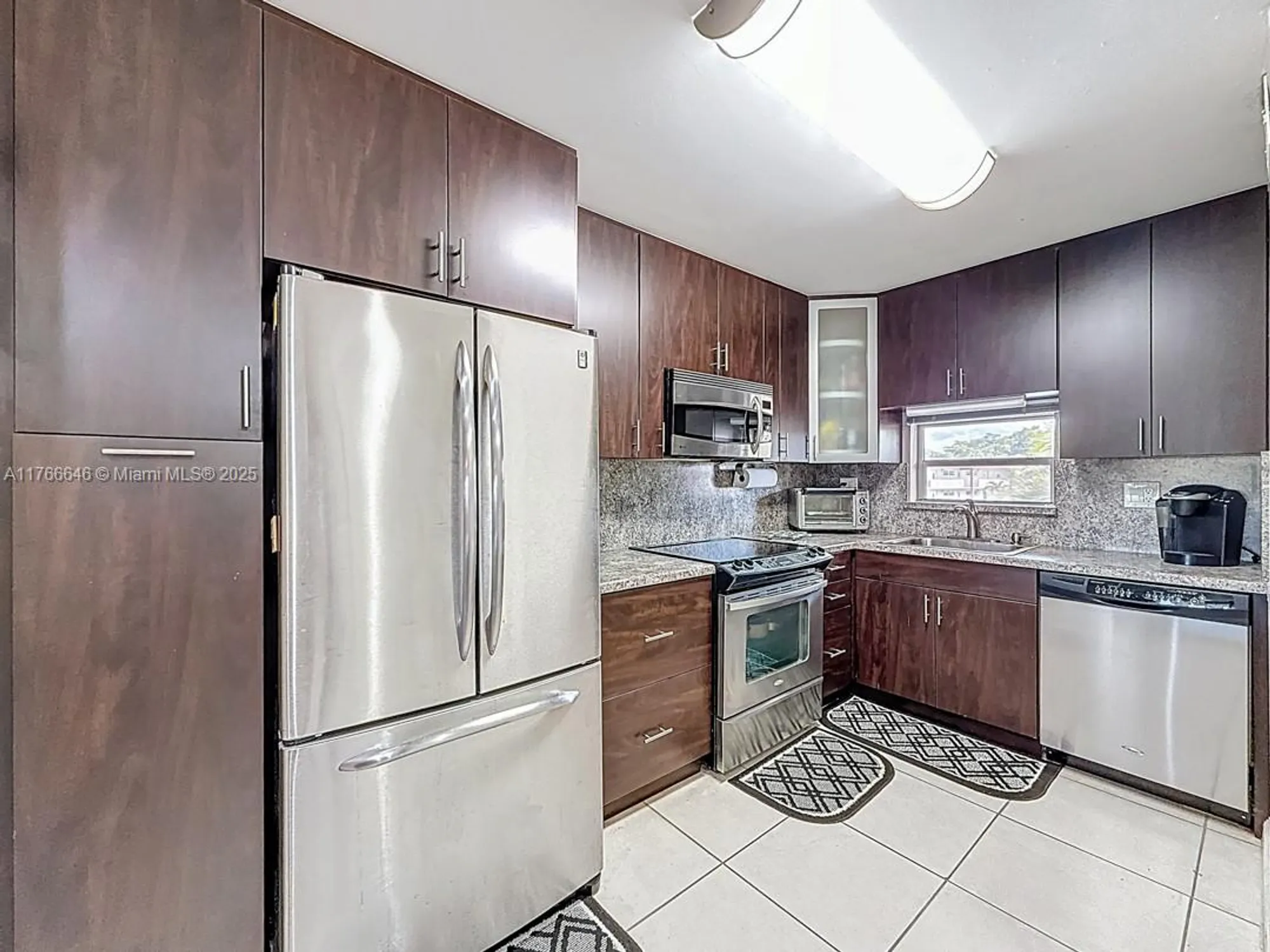 Property Slideshow image 9 of 38 | 9411 n hollybrook lake dr 304, Pembroke Pines, FL, 33025