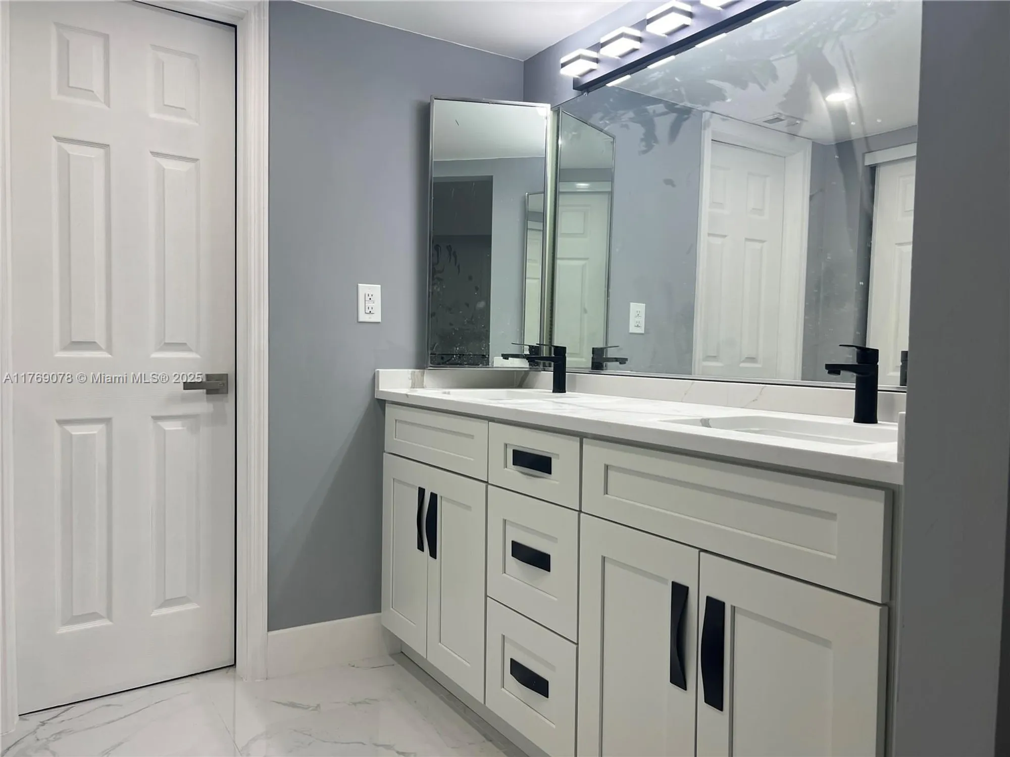 Property Slideshow image 18 of 22 | 1001 colony point cir 114, Pembroke Pines, FL, 33026