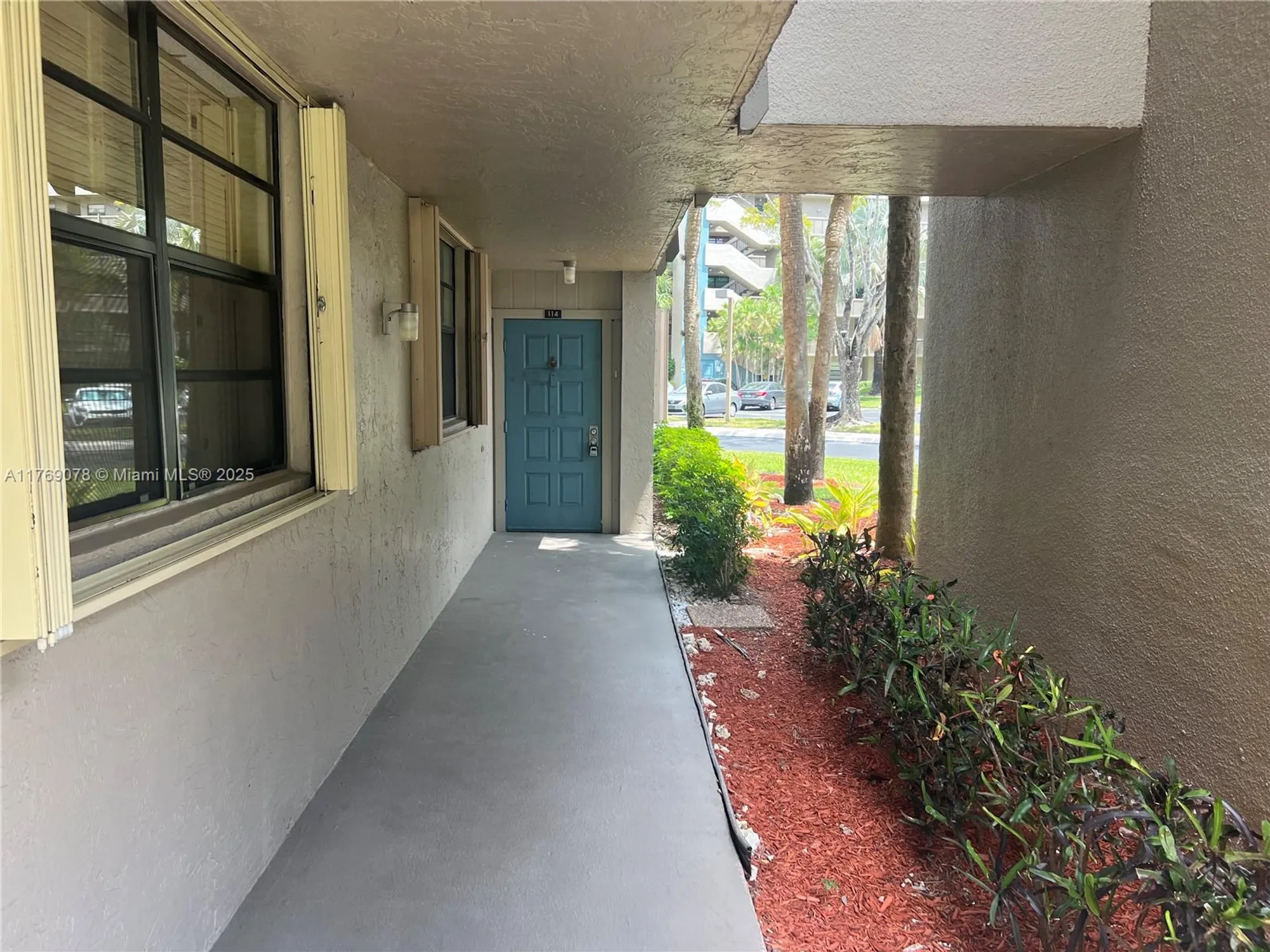 Property Slideshow image 3 of 22 | 1001 colony point cir 114, Pembroke Pines, FL, 33026