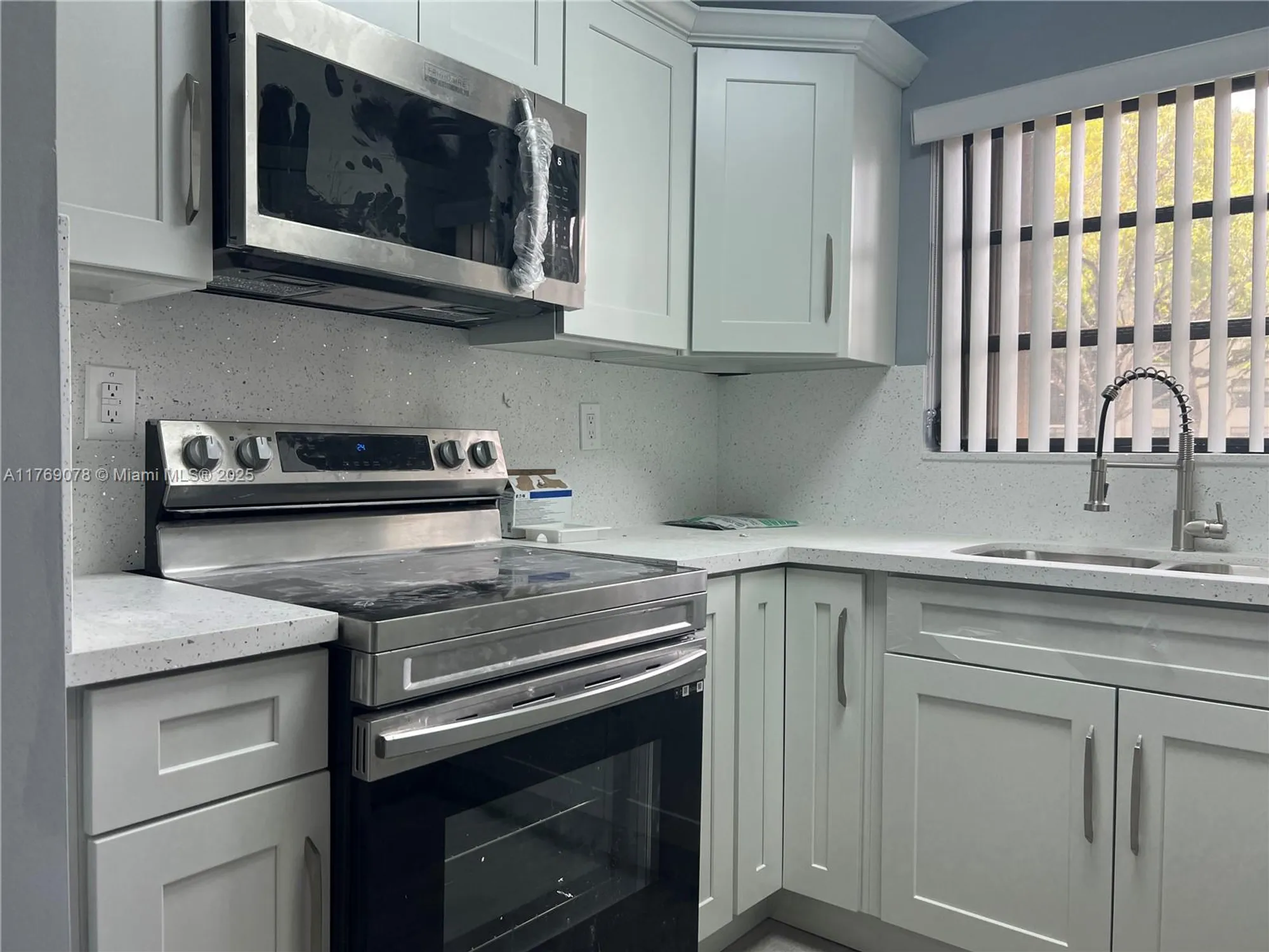 Property Slideshow image 8 of 22 | 1001 colony point cir 114, Pembroke Pines, FL, 33026