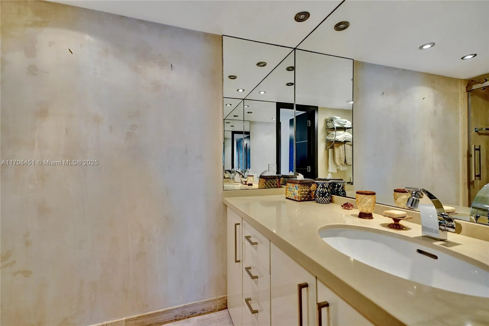 Property Slideshow image 36 of 79 | 1201 s ocean dr 1806n, Hollywood, FL, 33019