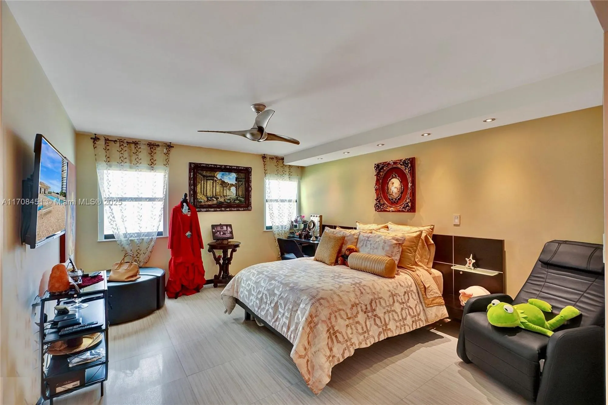 Property Slideshow image 32 of 79 | 1201 s ocean dr 1806n, Hollywood, FL, 33019