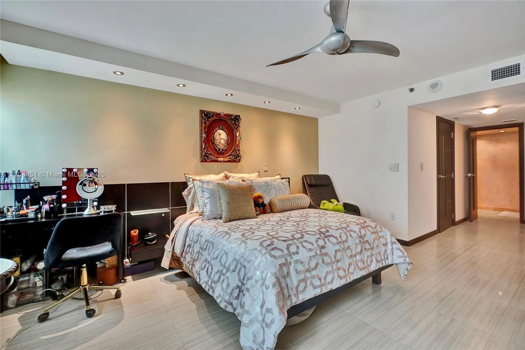 Property Slideshow image 33 of 79 | 1201 s ocean dr 1806n, Hollywood, FL, 33019