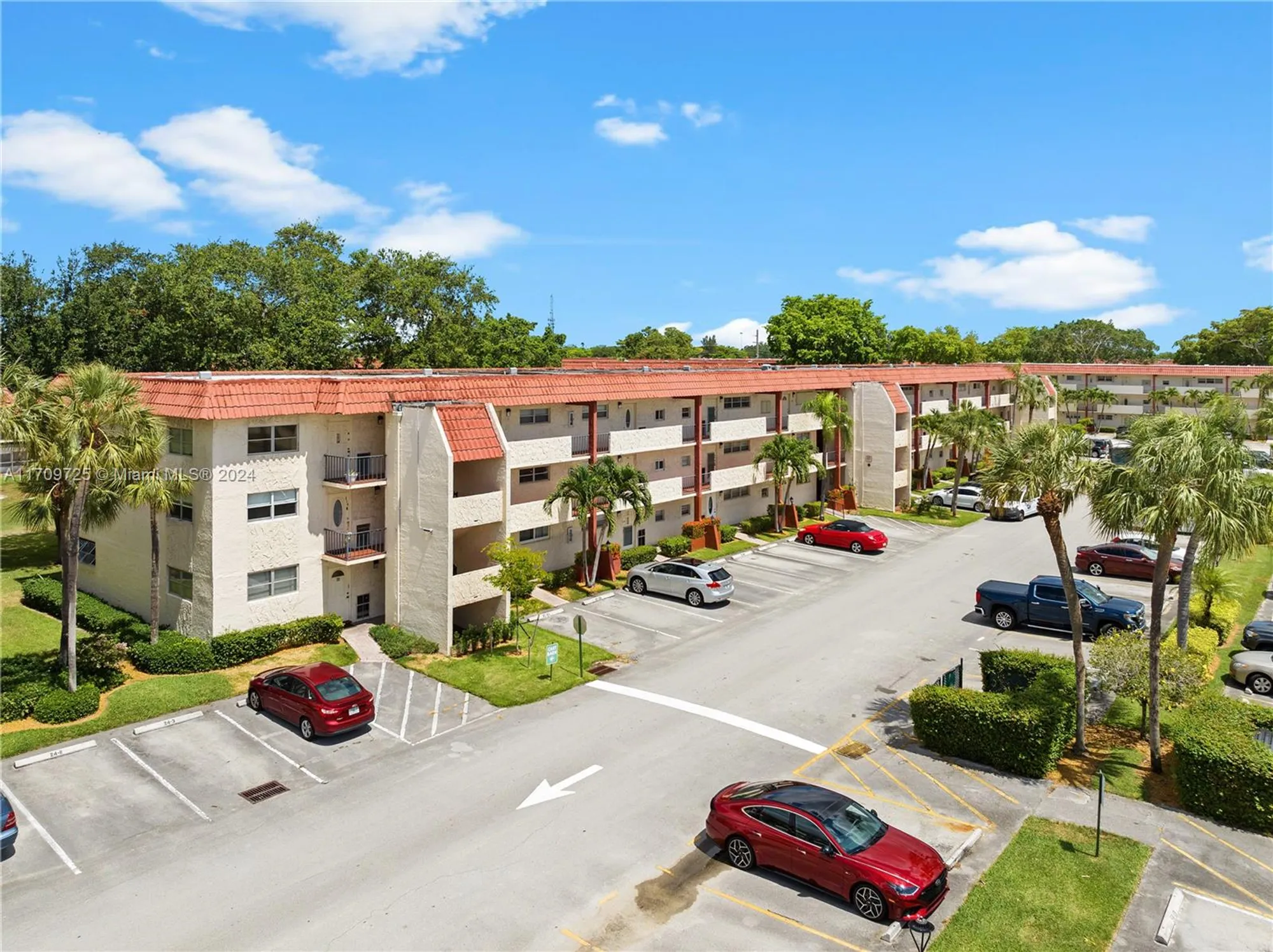 Property Slideshow image 2 of 32 | 711 s hollybrook dr 109, Pembroke Pines, FL, 33025