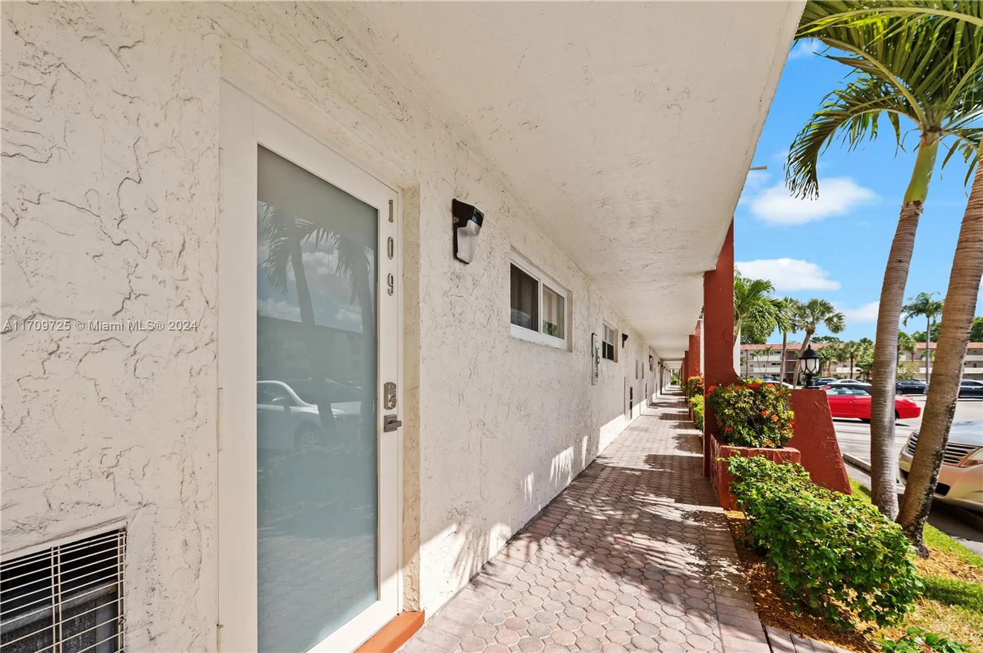 Property Slideshow image 3 of 32 | 711 s hollybrook dr 109, Pembroke Pines, FL, 33025
