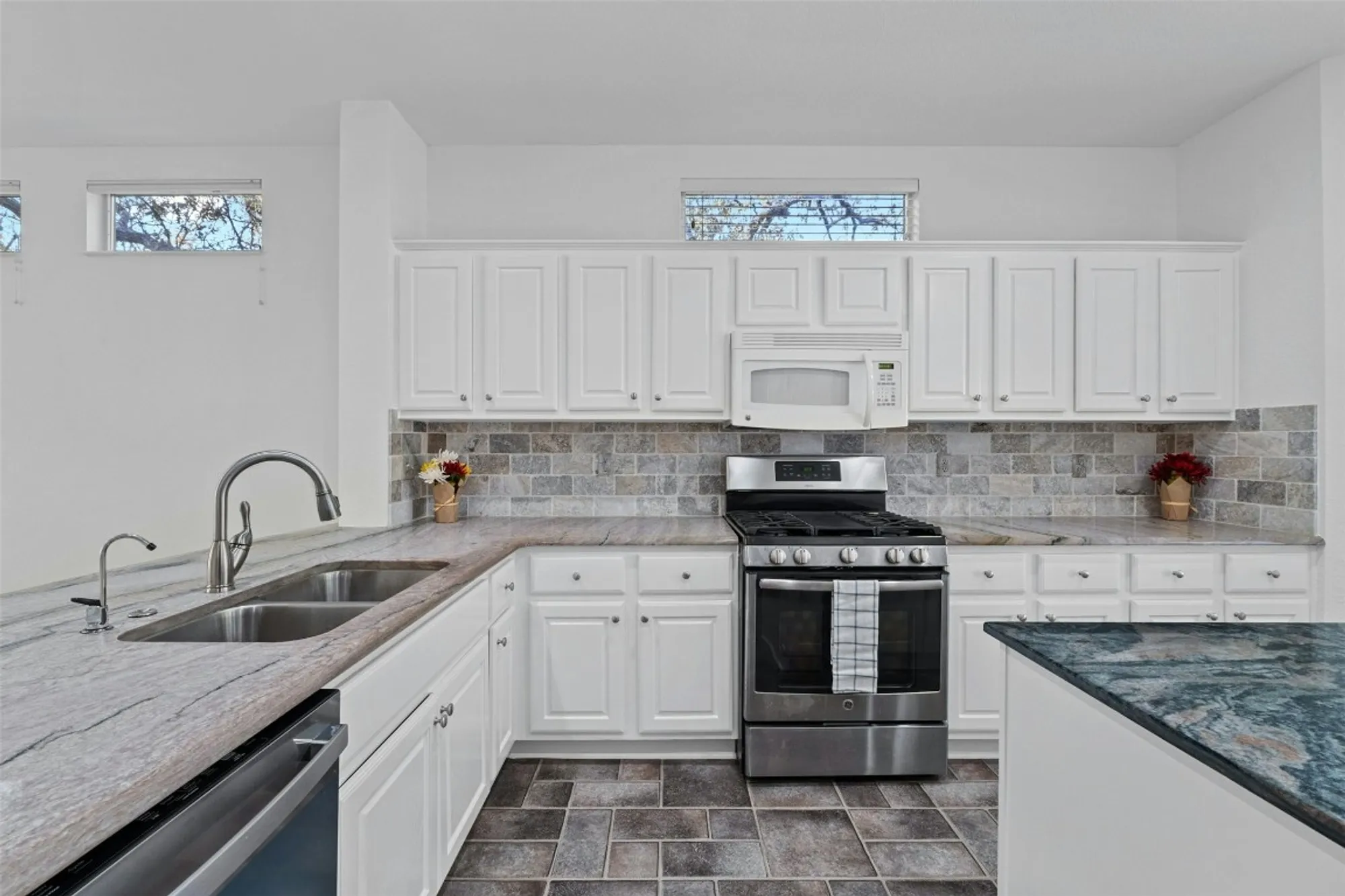 Property Slideshow image 13 of 34 | 101 buttercup trl, Georgetown, TX, 78633