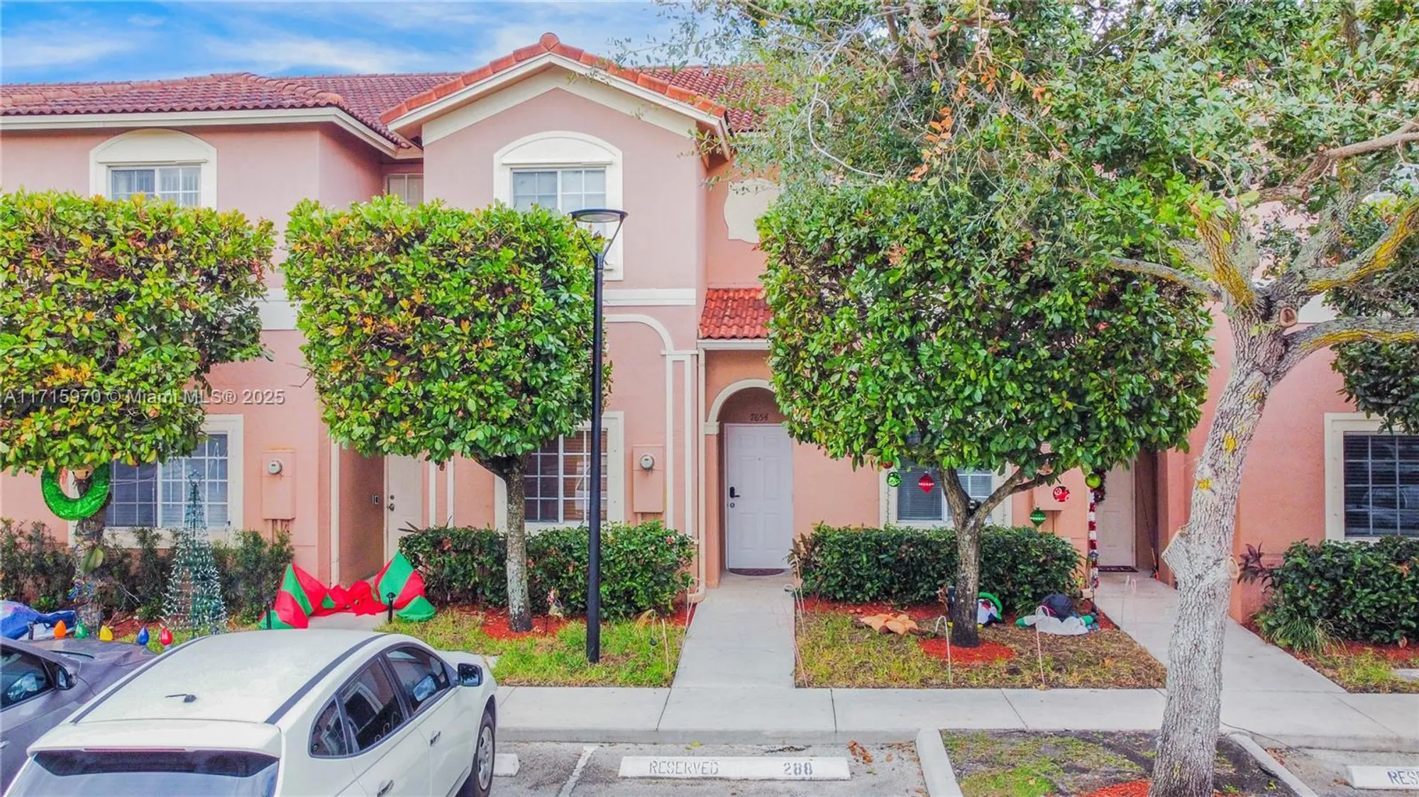 Property Slideshow image 17 of 31 | 7854 catalina cir, Tamarac, FL, 33321