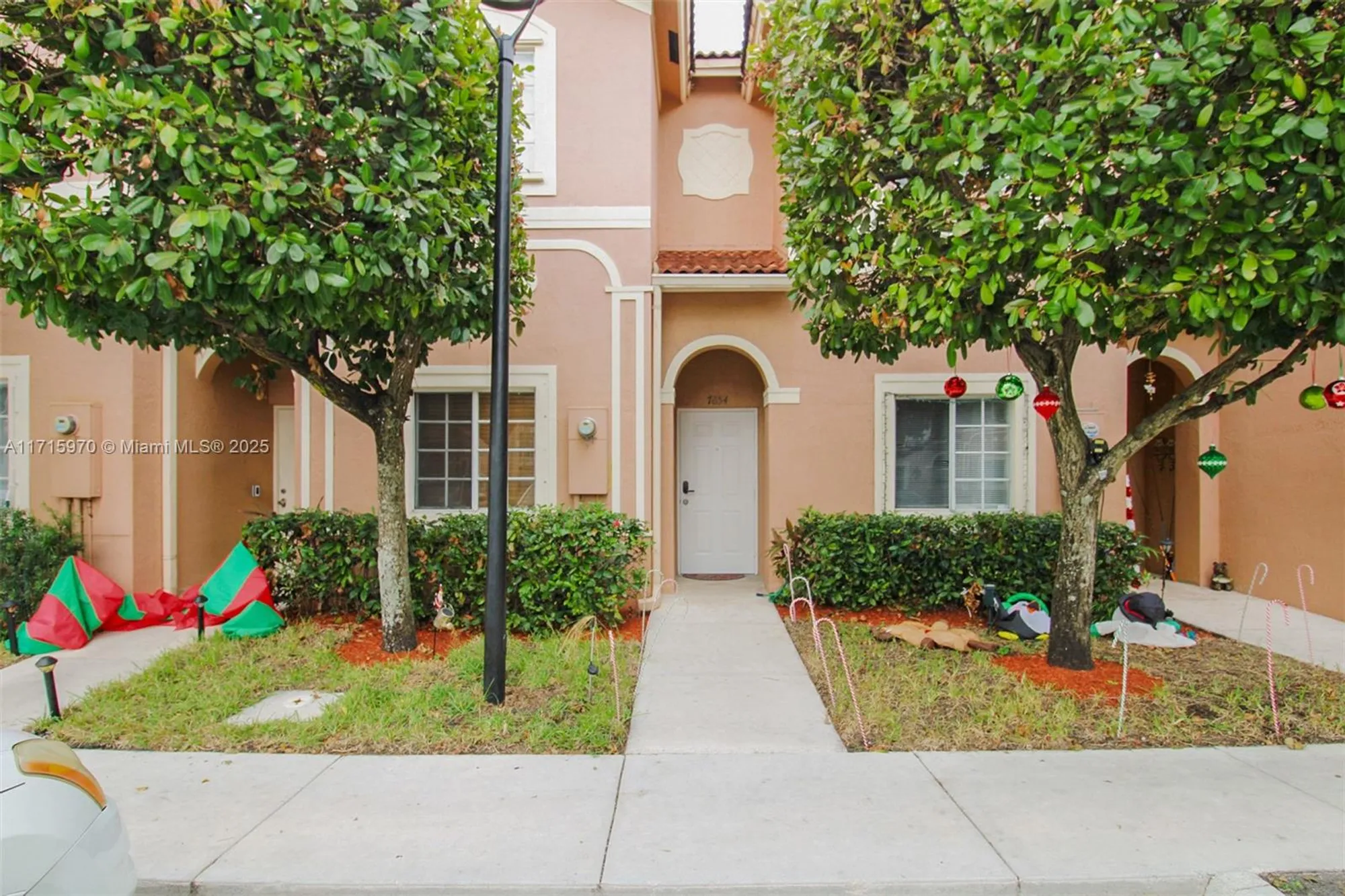Property Slideshow image 1 of 31 | 7854 catalina cir, Tamarac, FL, 33321