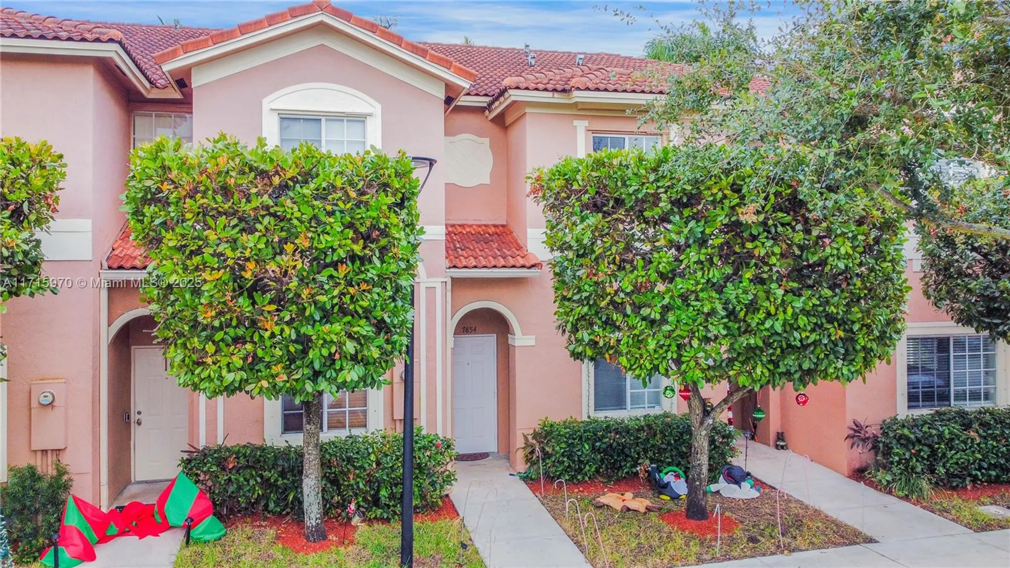 Property Slideshow image 2 of 31 | 7854 catalina cir, Tamarac, FL, 33321