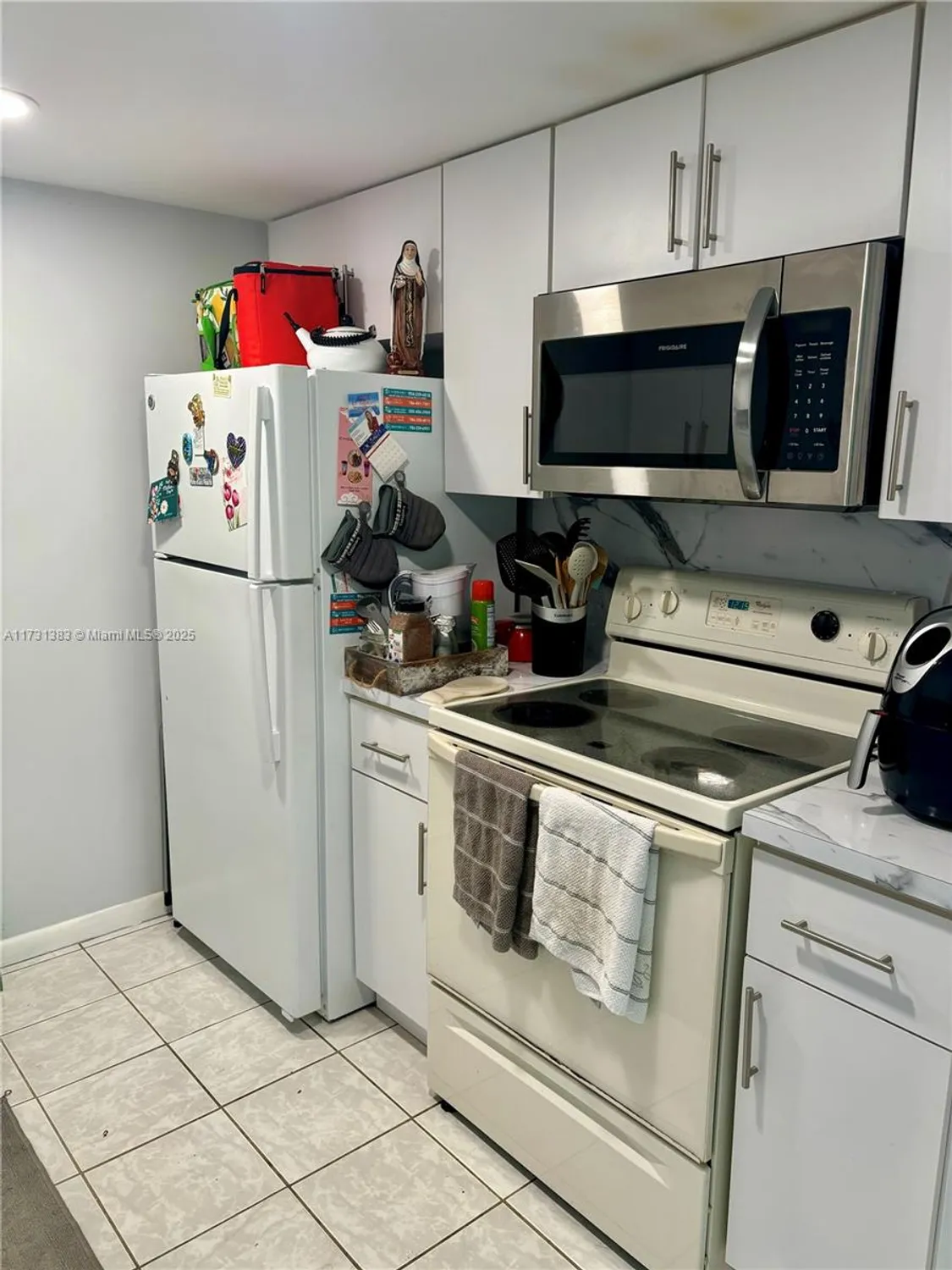 Property Slideshow image 10 of 21 | 801 sw 133rd ter 415k, Pembroke Pines, FL, 33027