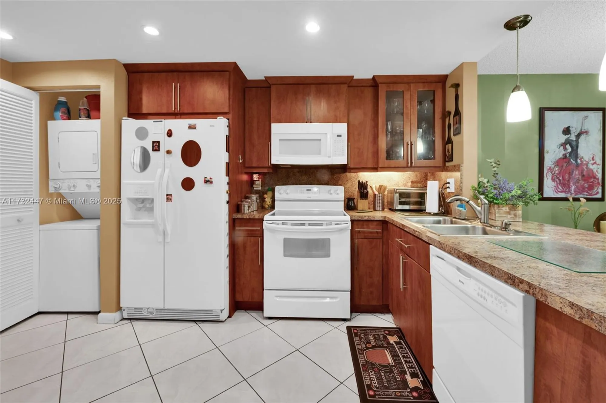 Property Slideshow image 14 of 42 | 1100 colony point cir 119, Pembroke Pines, FL, 33026