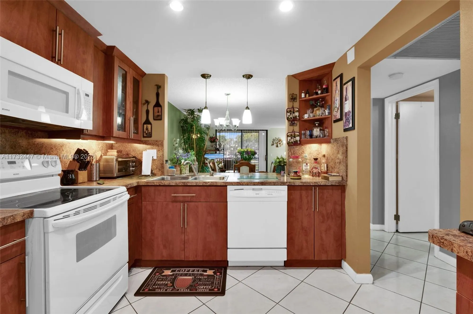 Property Slideshow image 16 of 42 | 1100 colony point cir 119, Pembroke Pines, FL, 33026