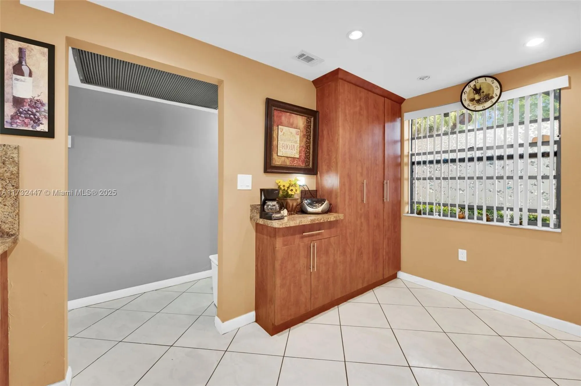 Property Slideshow image 17 of 42 | 1100 colony point cir 119, Pembroke Pines, FL, 33026