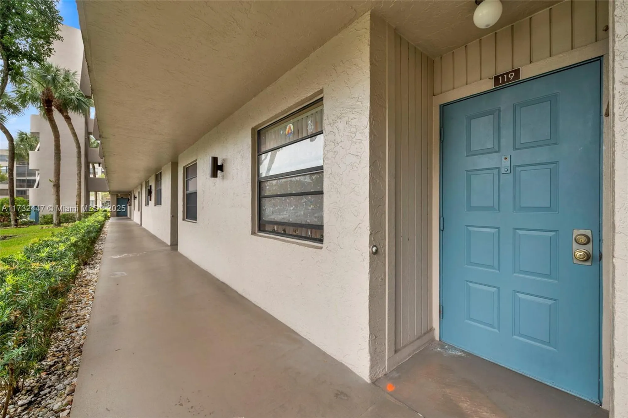 Property Slideshow image 3 of 42 | 1100 colony point cir 119, Pembroke Pines, FL, 33026