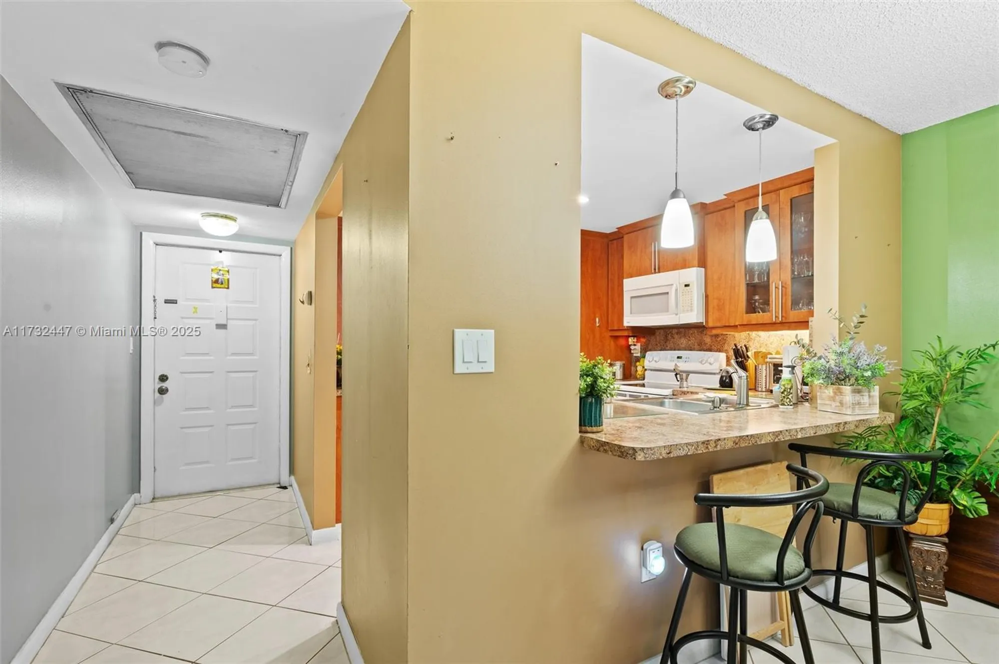 Property Slideshow image 4 of 42 | 1100 colony point cir 119, Pembroke Pines, FL, 33026