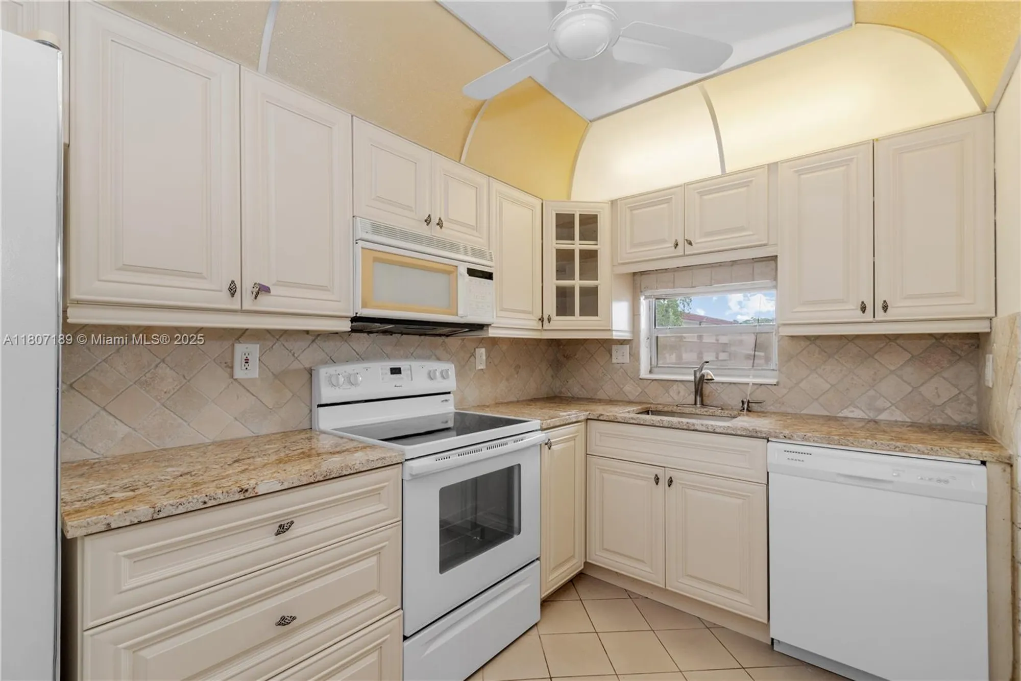 Property Slideshow image 11 of 25 | 9220 s hollybrook lake dr apt 208, Pembroke Pines, FL, 33025